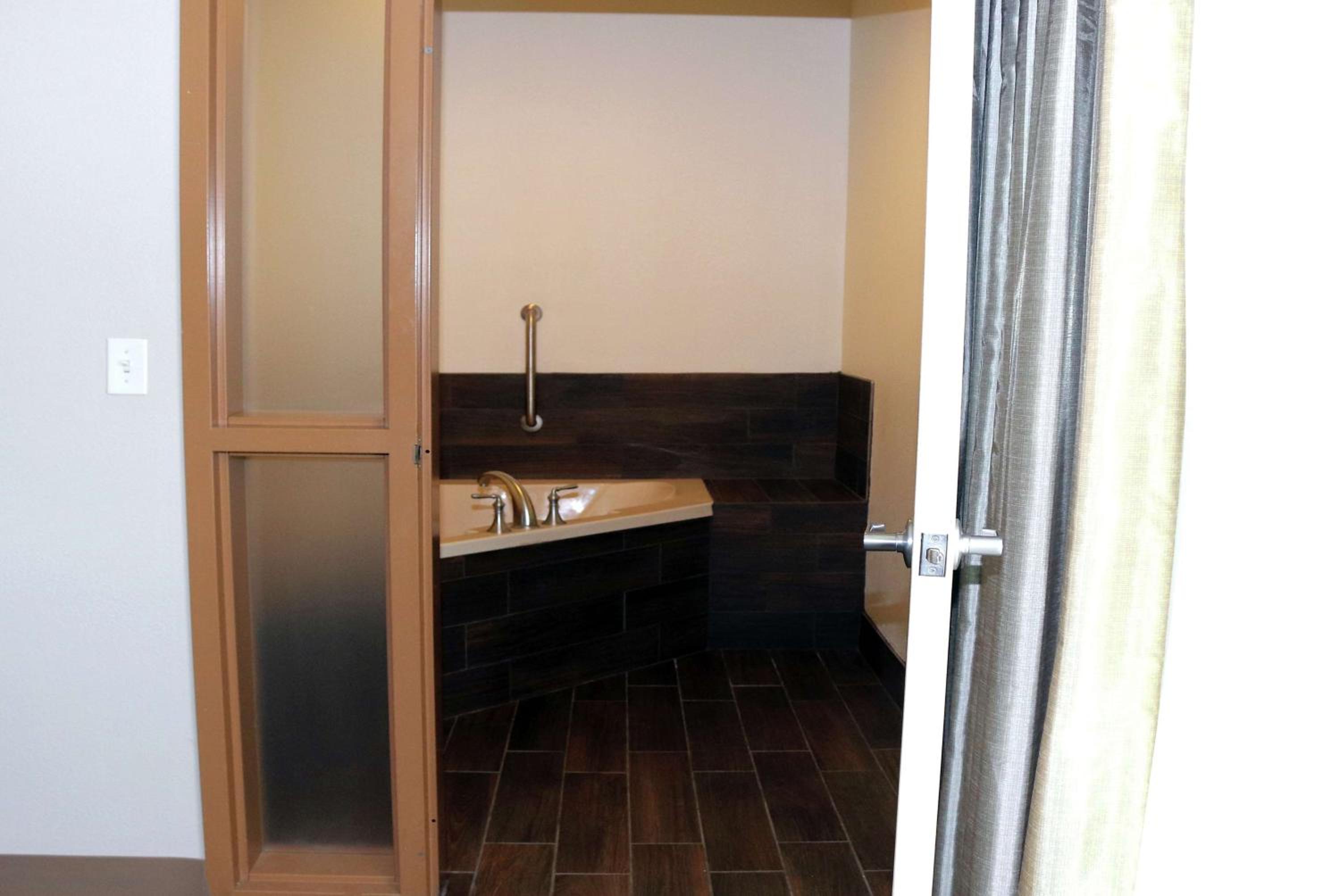 King Studio Suite with Whirlpool - Non-Smoking - Photo 2