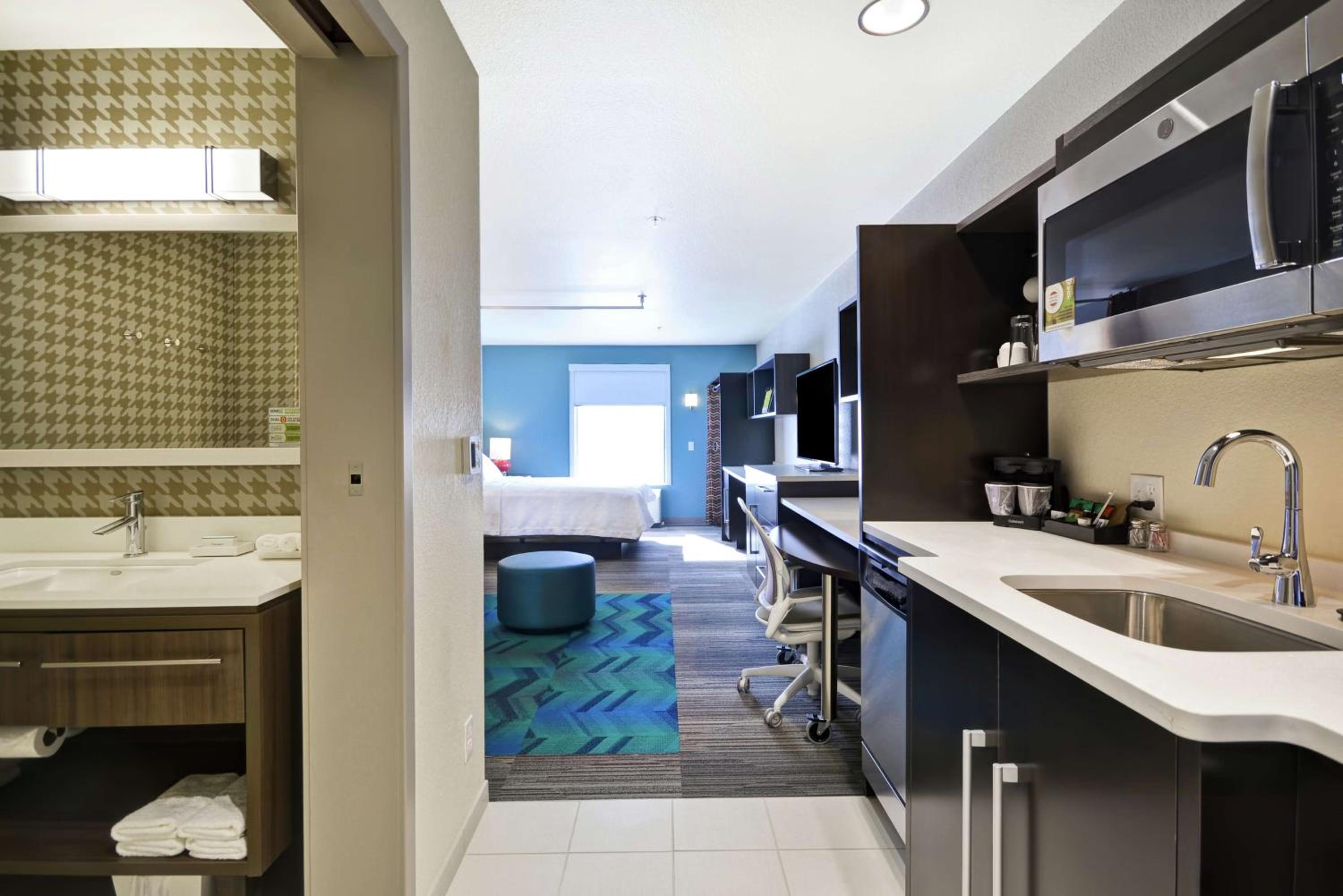 Queen Studio with Roll-In Shower - Mobility Access/Non-Smoking