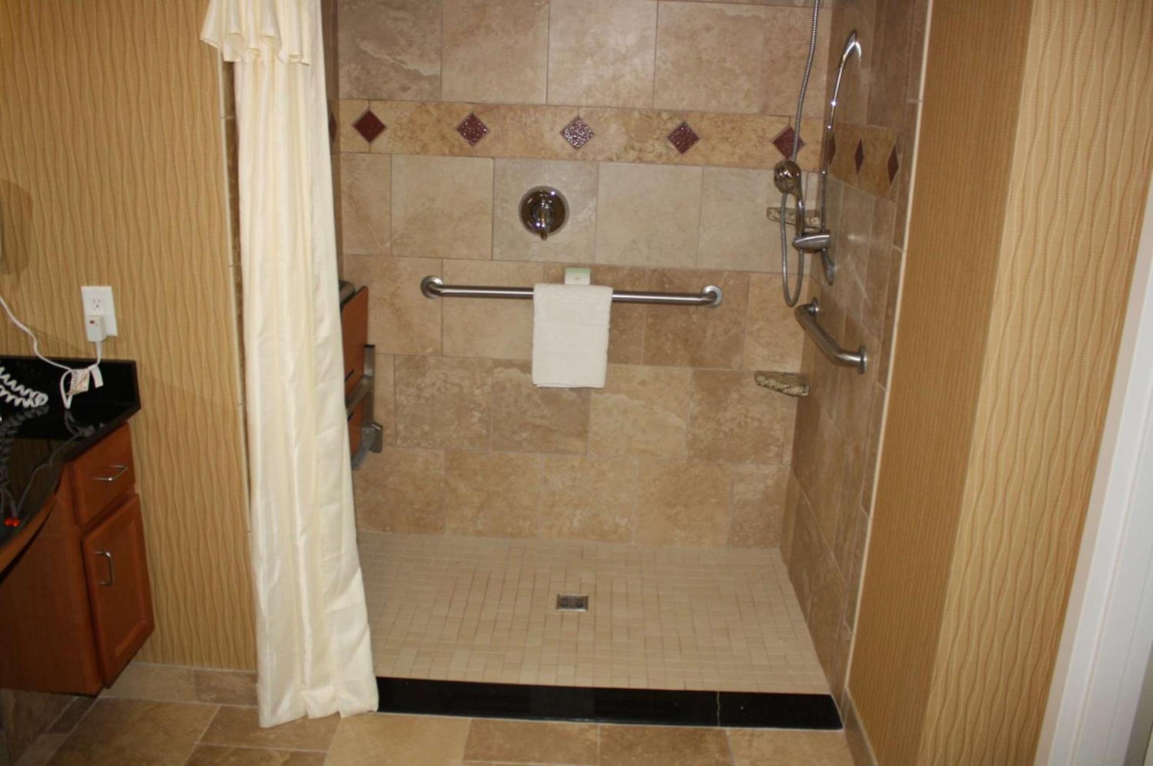 Queen Suite with Two Queen Beds - Hearing Access/Non-Smoking - Photo 2