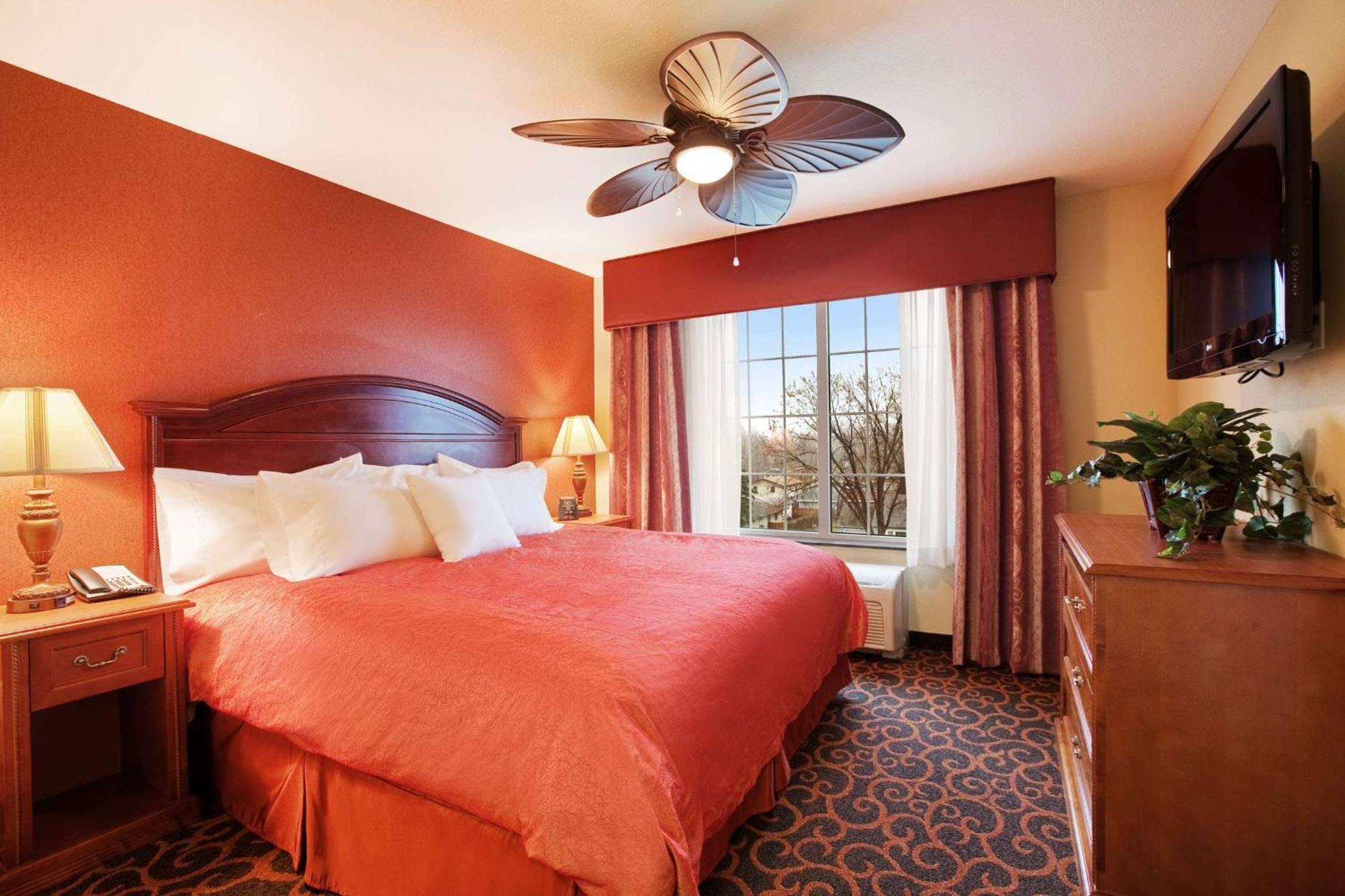 One-Bedroom King Suite - Non-Smoking - Photo 2