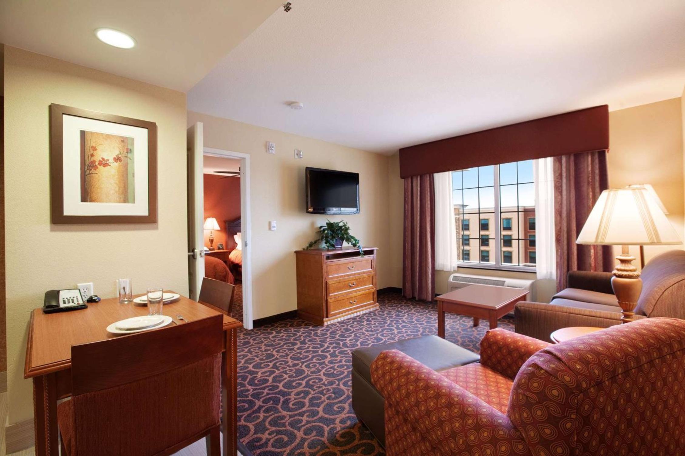 One-Bedroom Queen Suite with Two Queen Beds - Non-Smoking - Photo 2