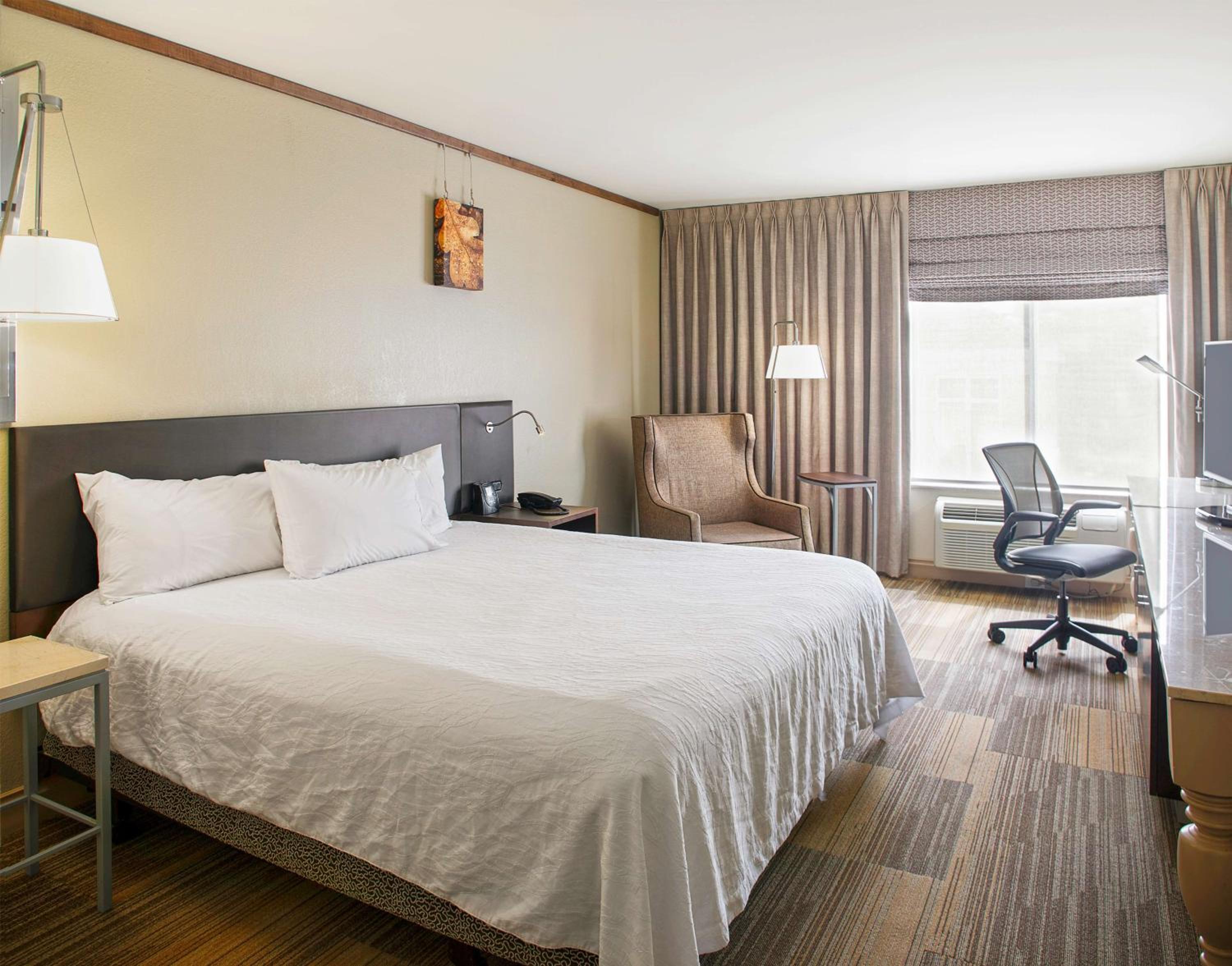 King Room with Accessible Tub - Mobility Access - Photo 2