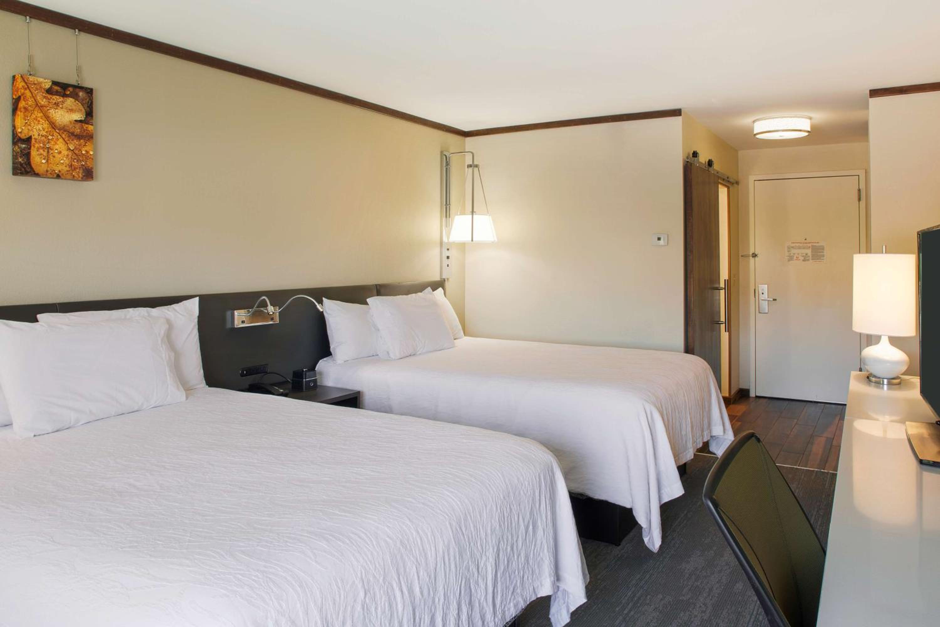 Queen Room with Two Queen Beds - Photo 2