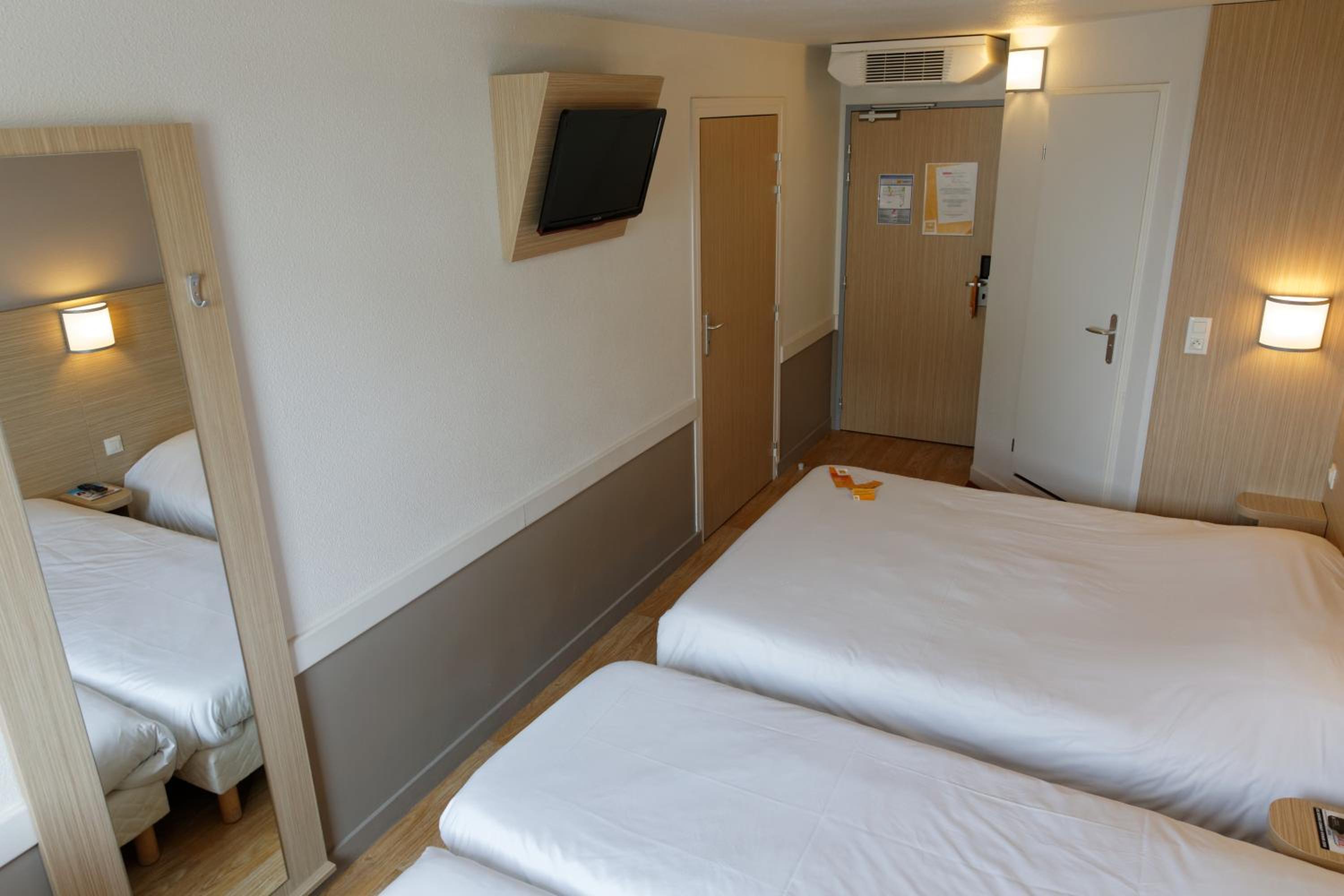 Superior Triple Room (1 Double Bed + 1 Single Bed) - Photo 7