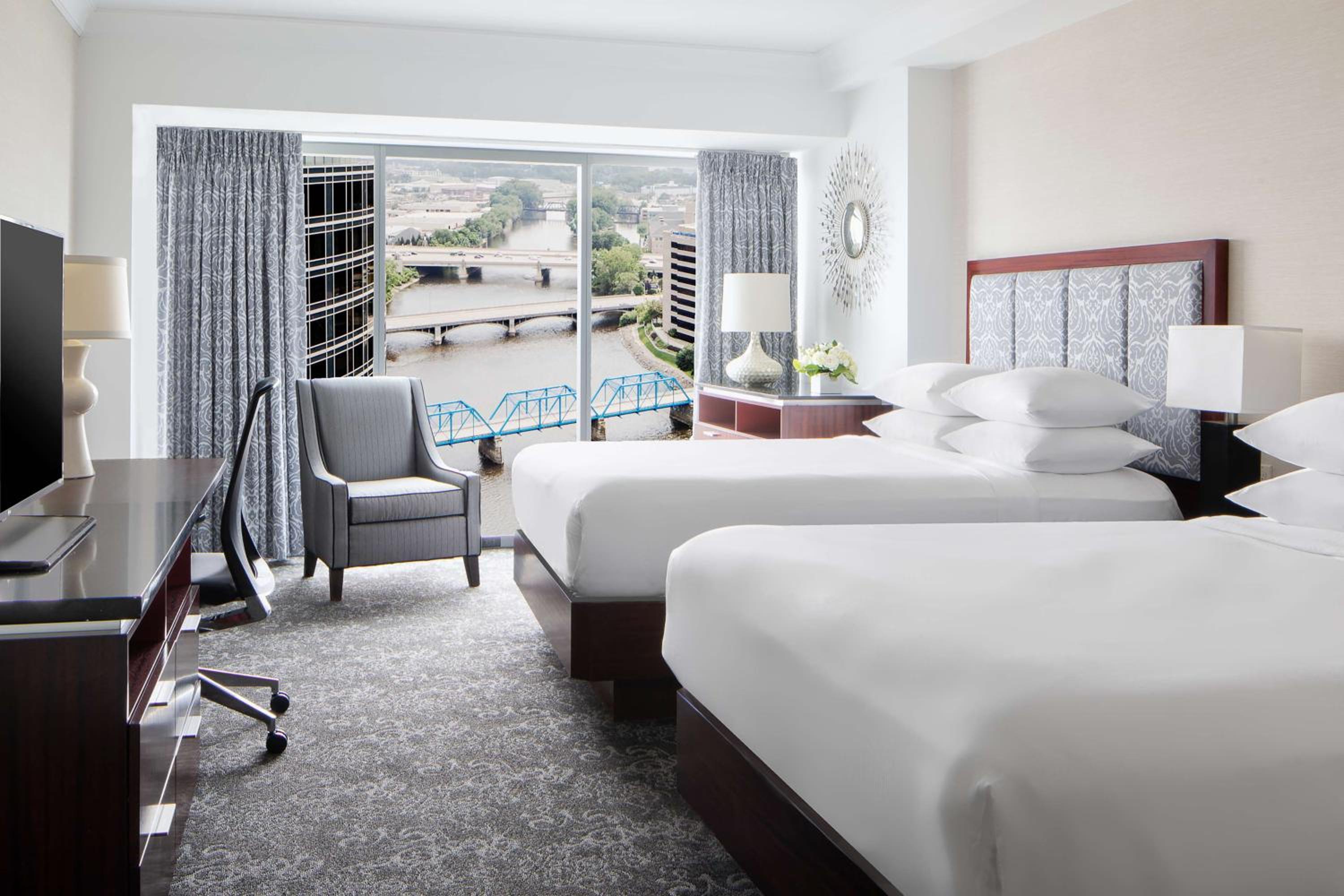 Queen Room with Two Queen Beds - Photo 4