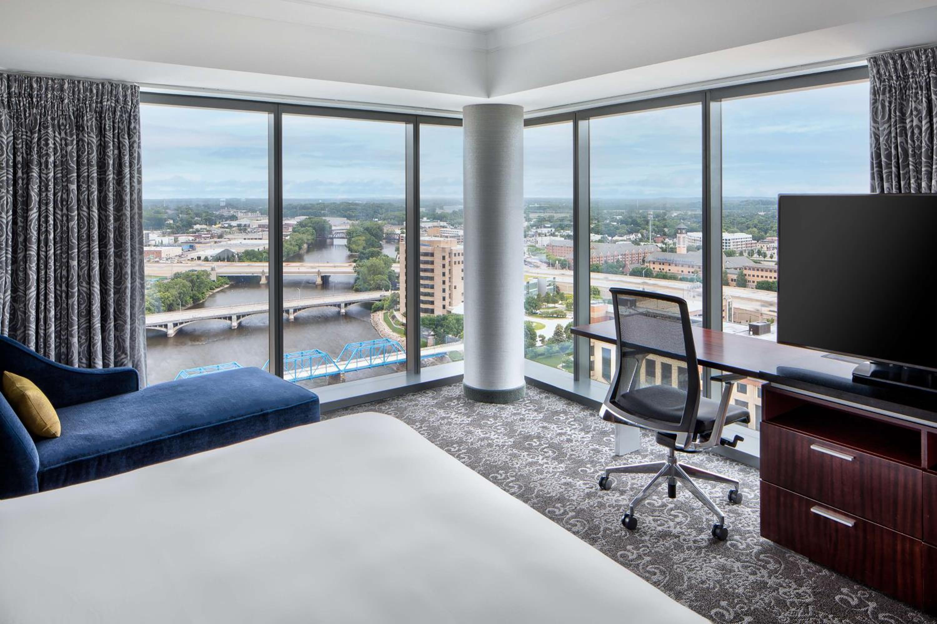 Tower Luxury Suite - Photo 3