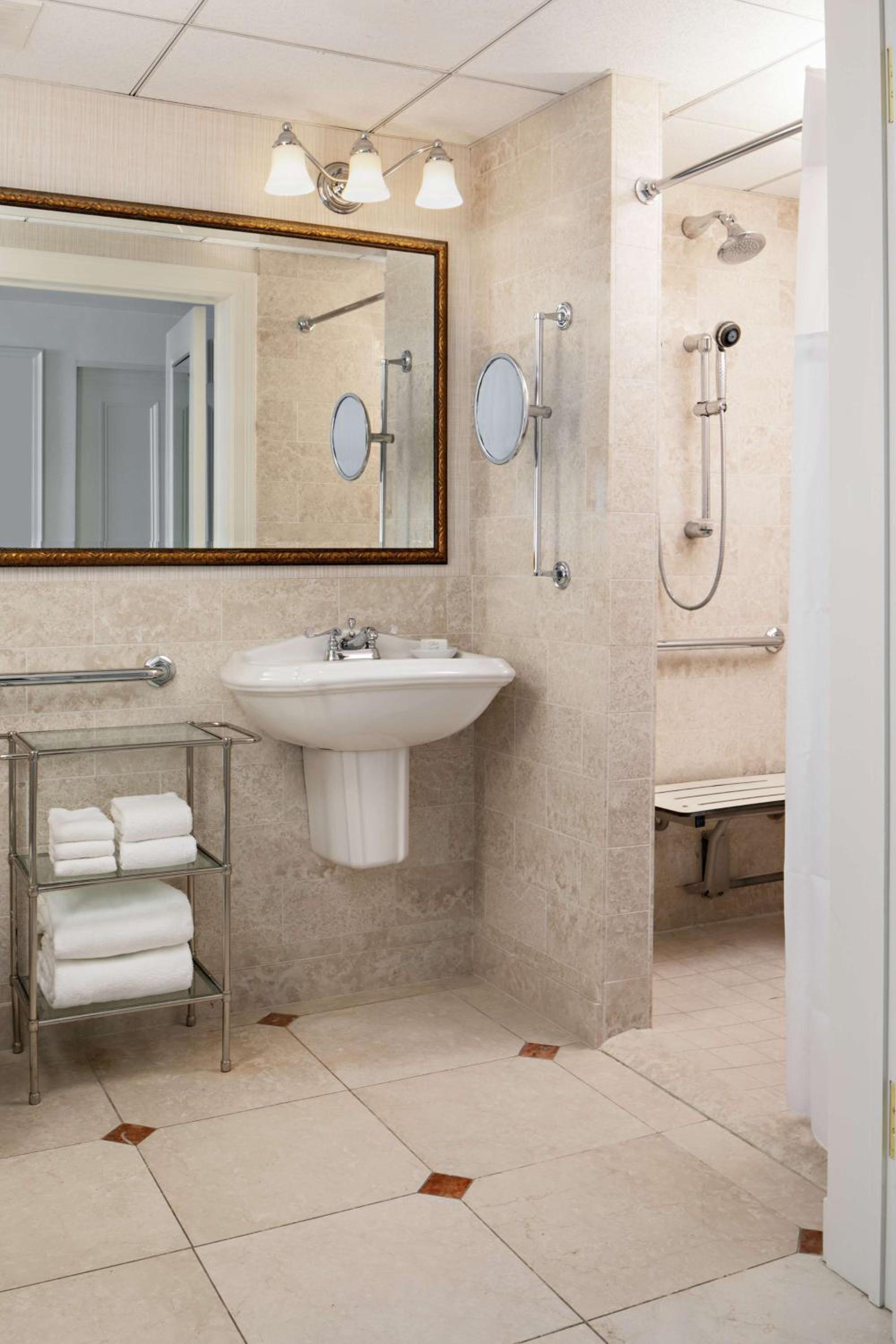 Queen Room with Two Queen Beds and Roll-In Shower - Mobility Access - Photo 4