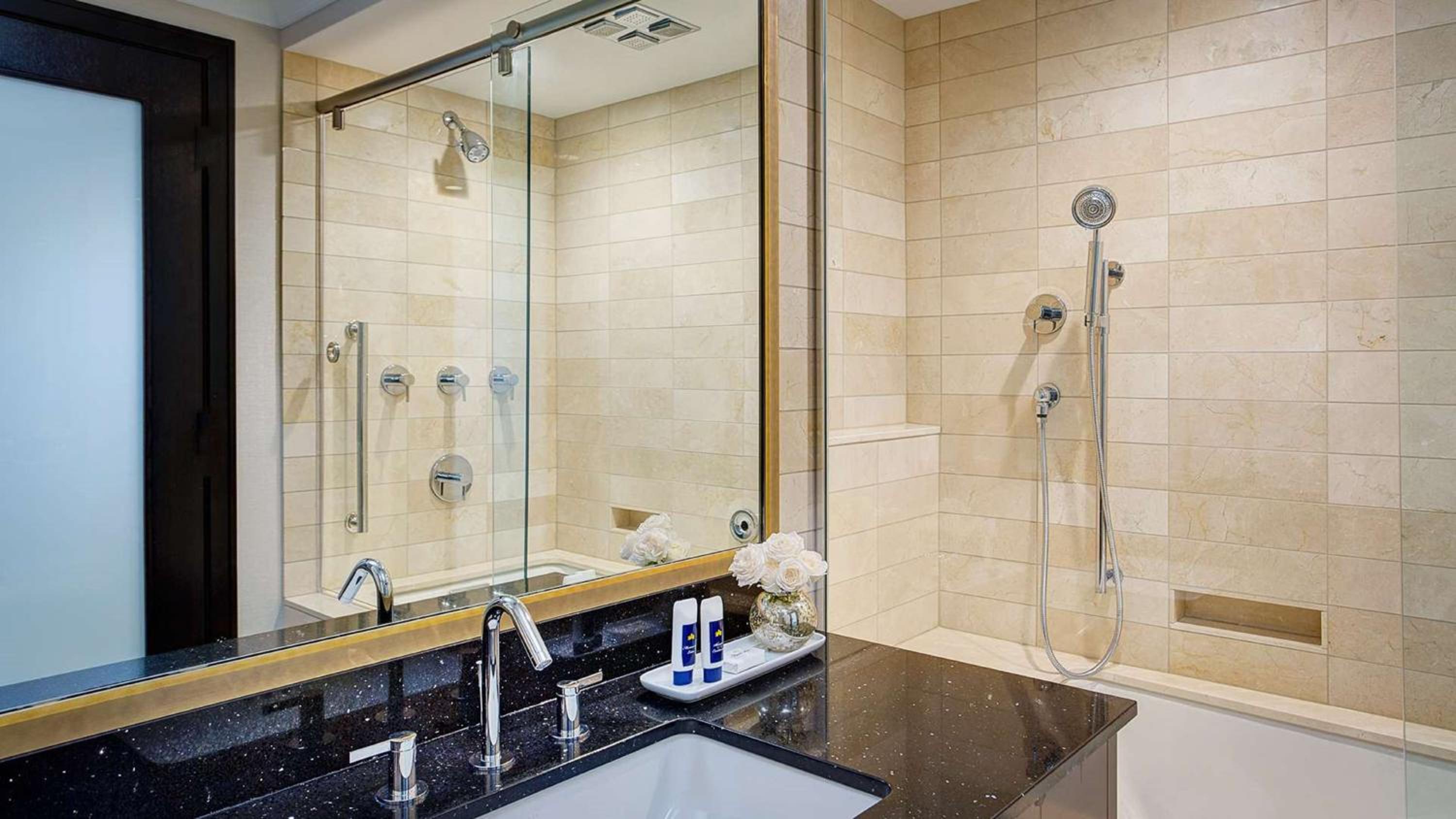 Tower Luxury Suite - Photo 4