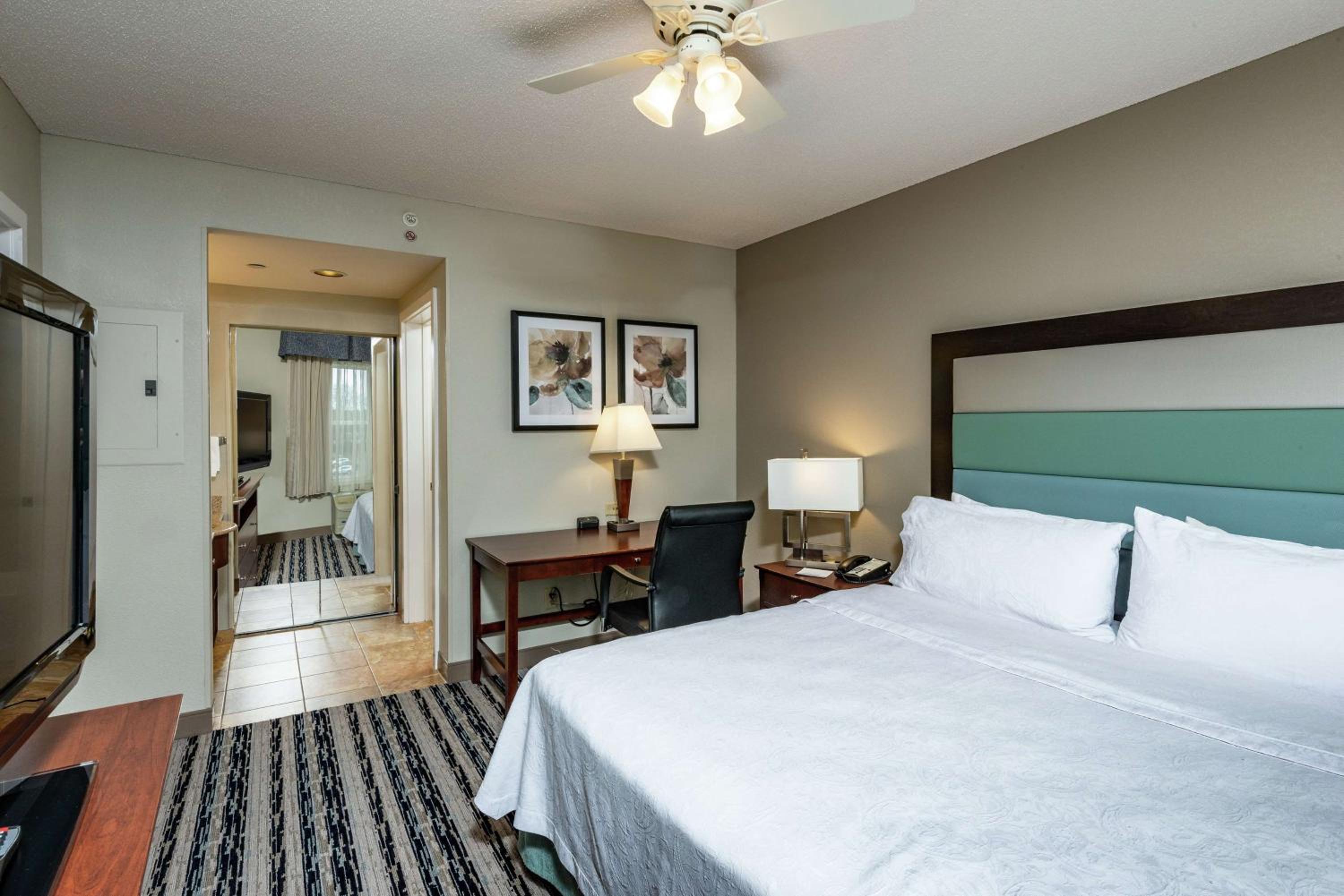One-Bedroom King Suite - Non-Smoking - Photo 2