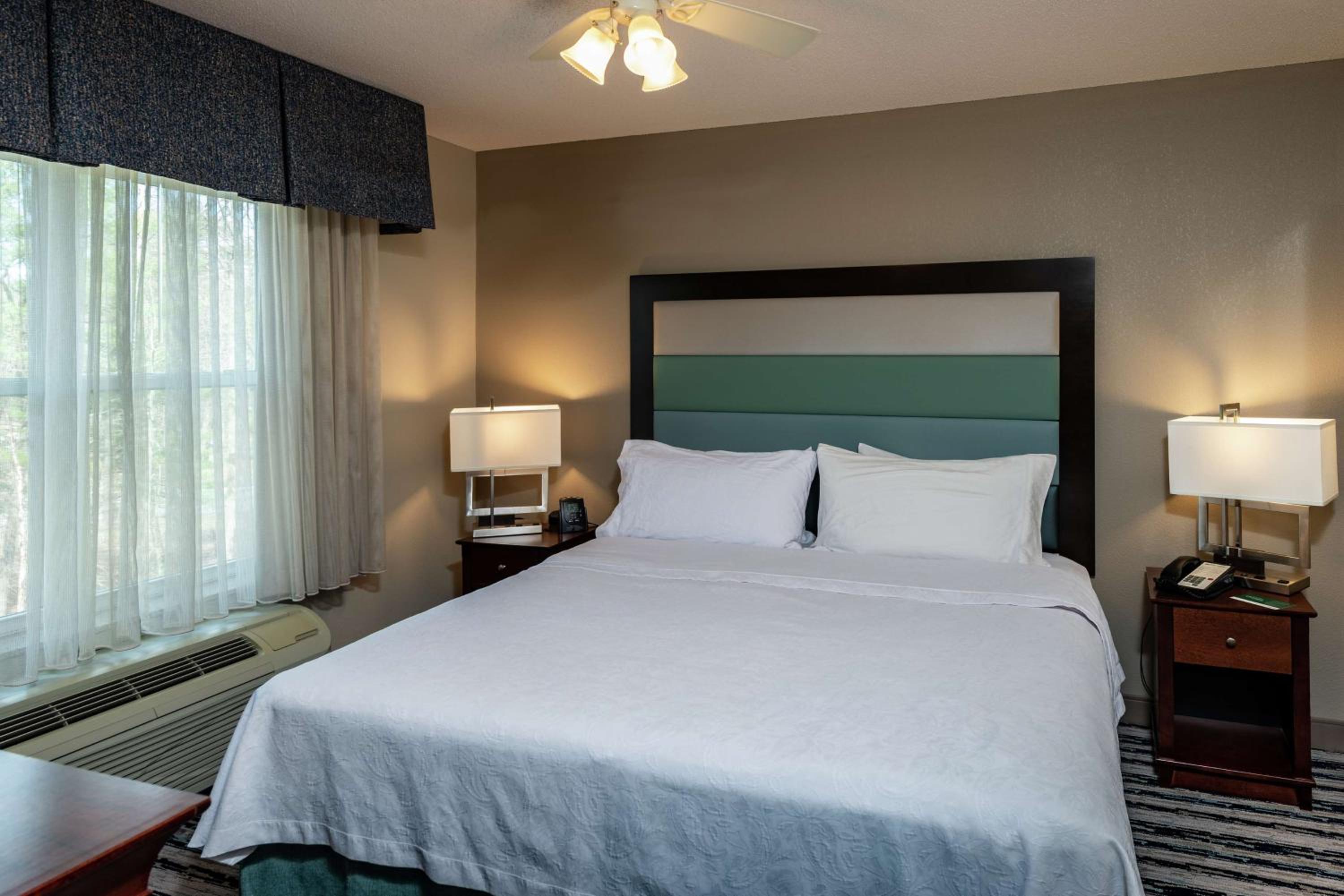King Suite - Hearing Access/Non-Smoking - Photo 3