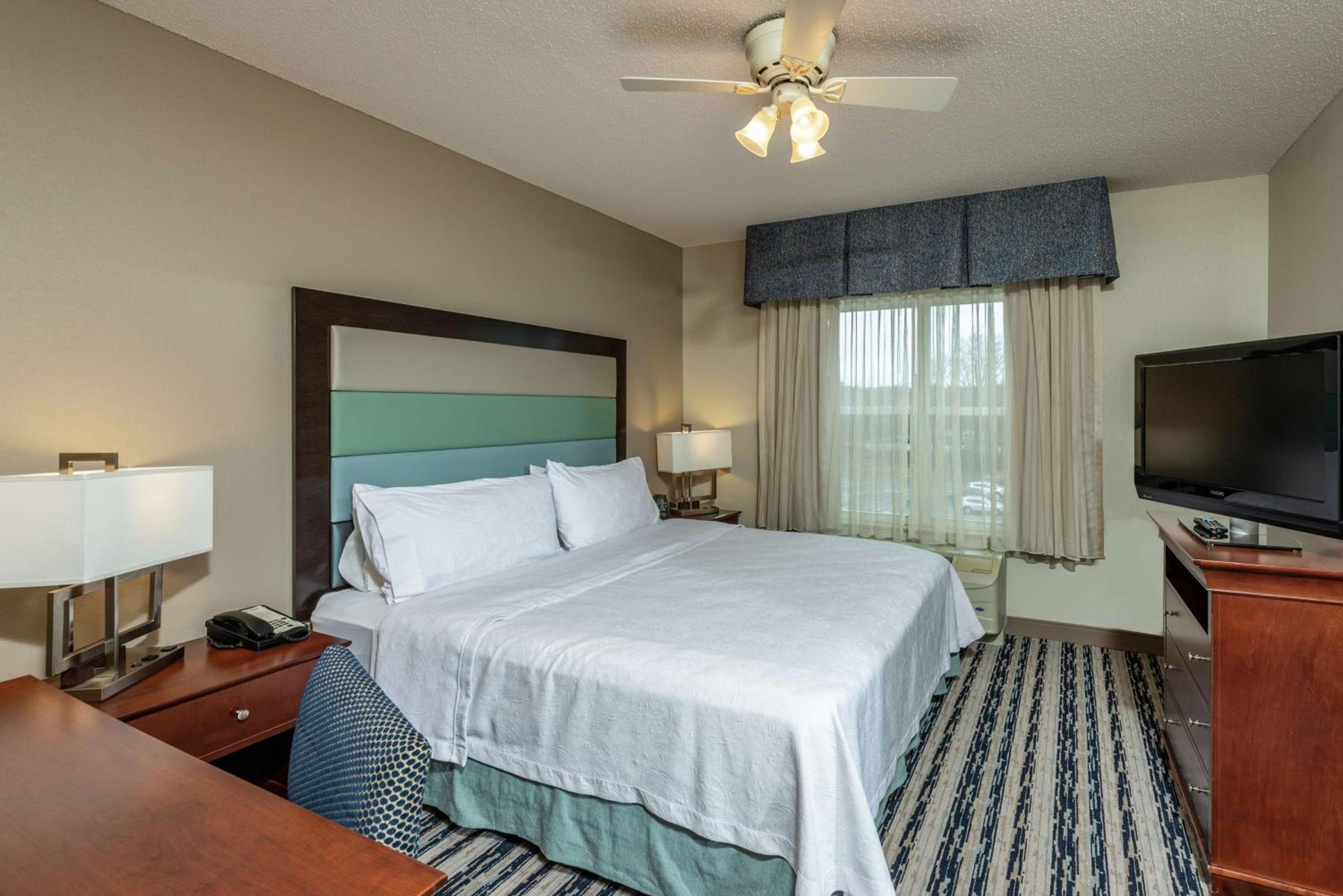 Two Bedroom Suite with One King and Two Queen Beds - Non-Smoking - Photo 3