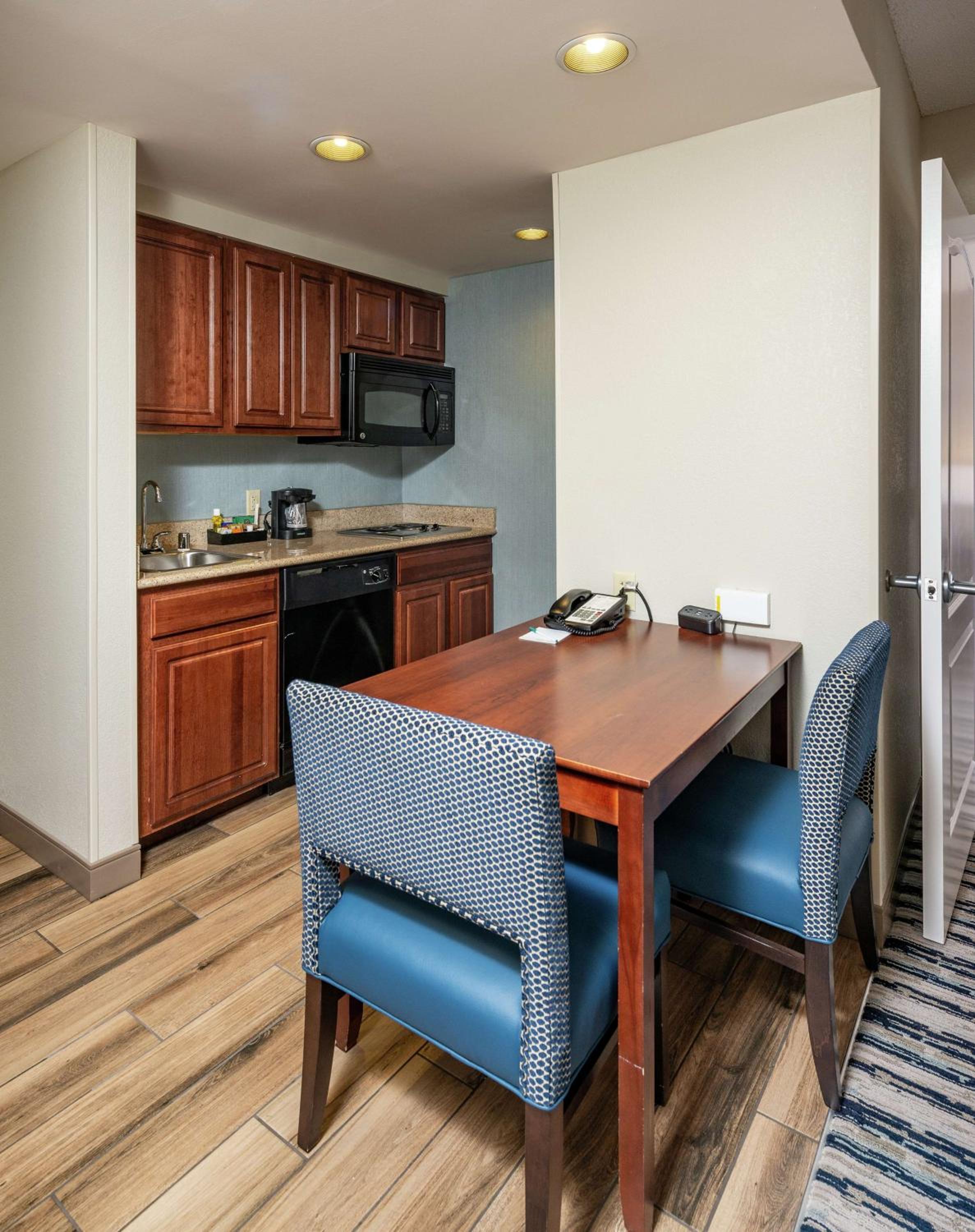King Suite with Accessible Tub - Mobility and Hearing Access/Non-Smoking - Photo 3