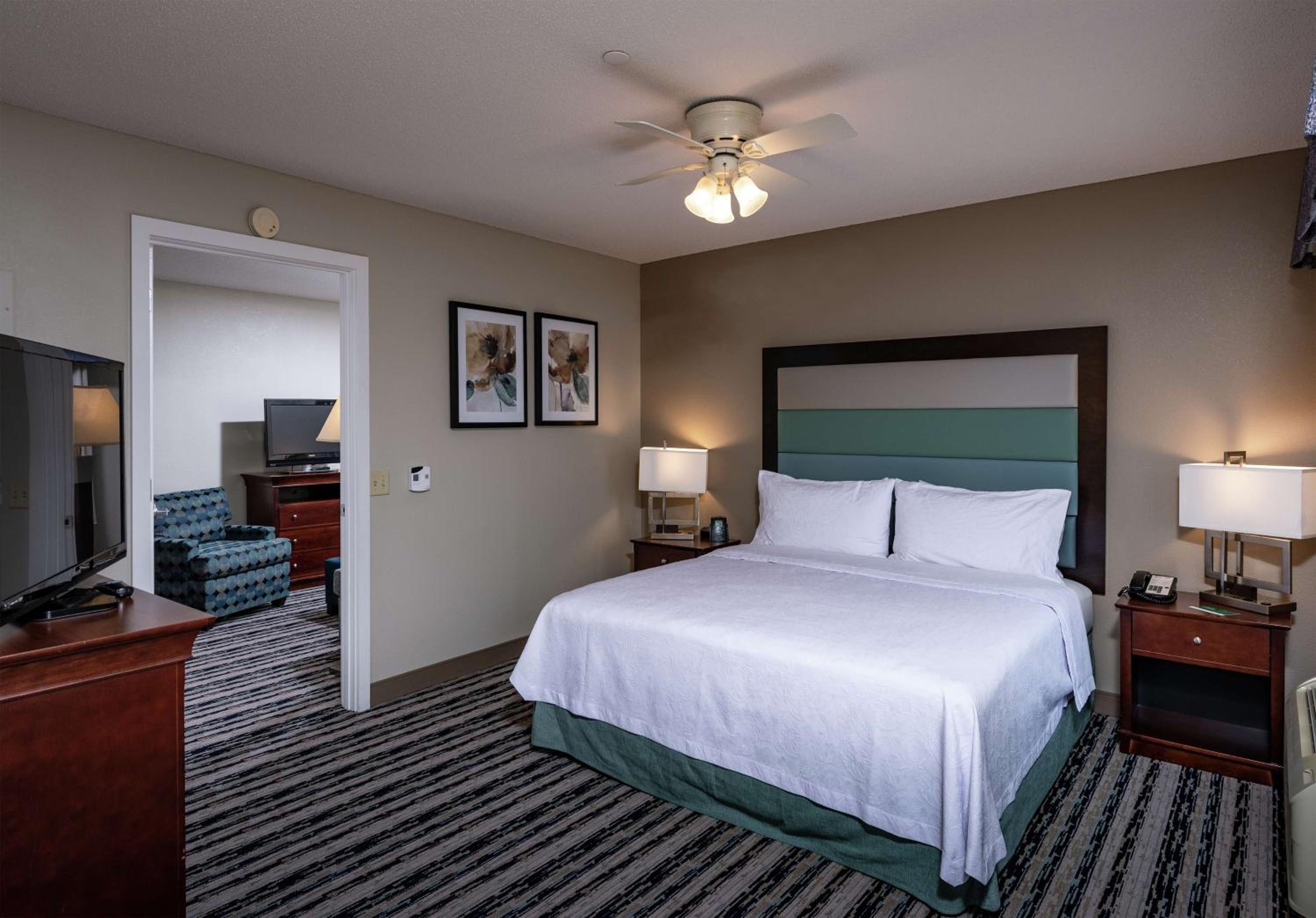 King Suite with Accessible Tub - Mobility and Hearing Access/Non-Smoking - Photo 2