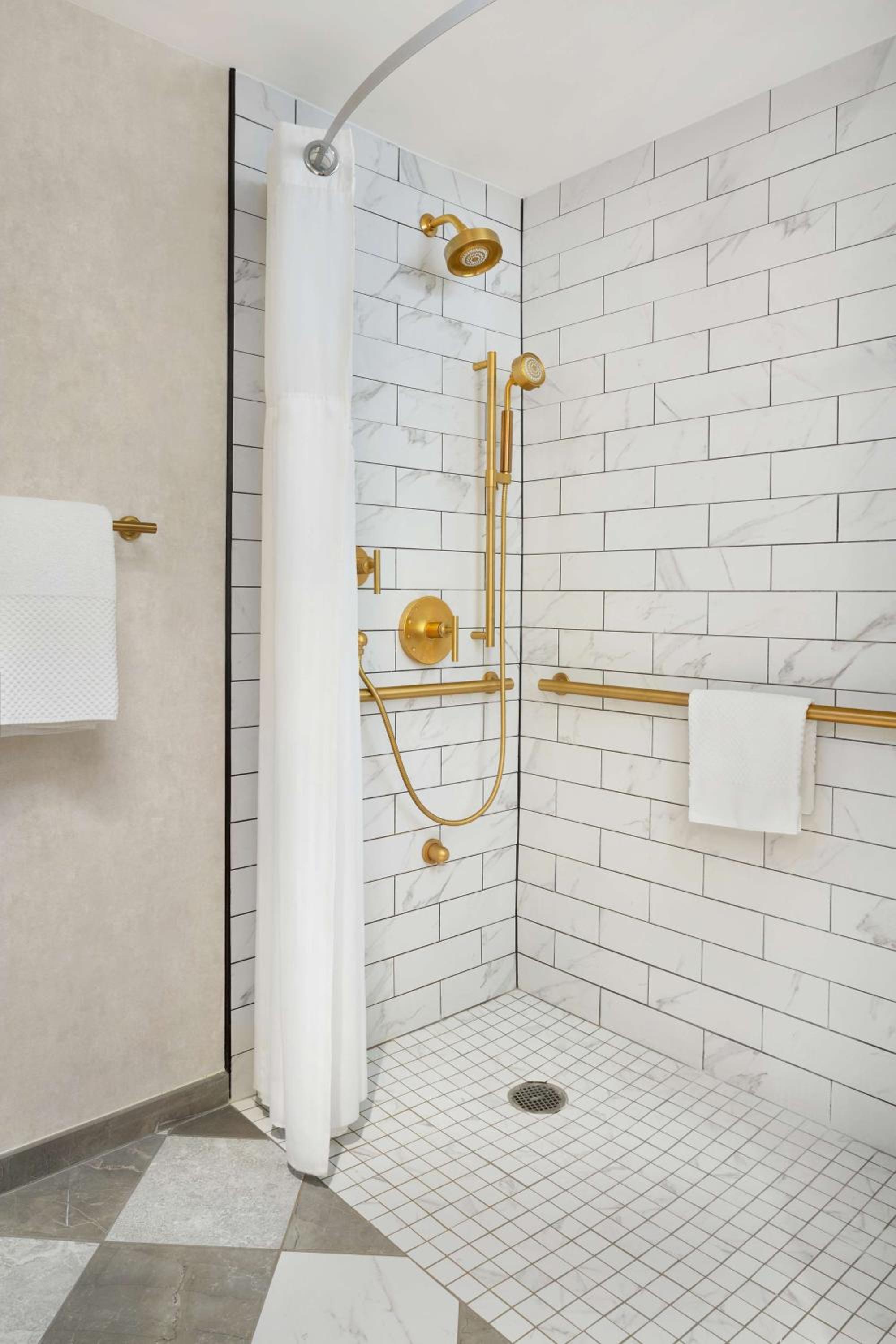 King Room with Bath Tub - Mobility Access - Photo 2