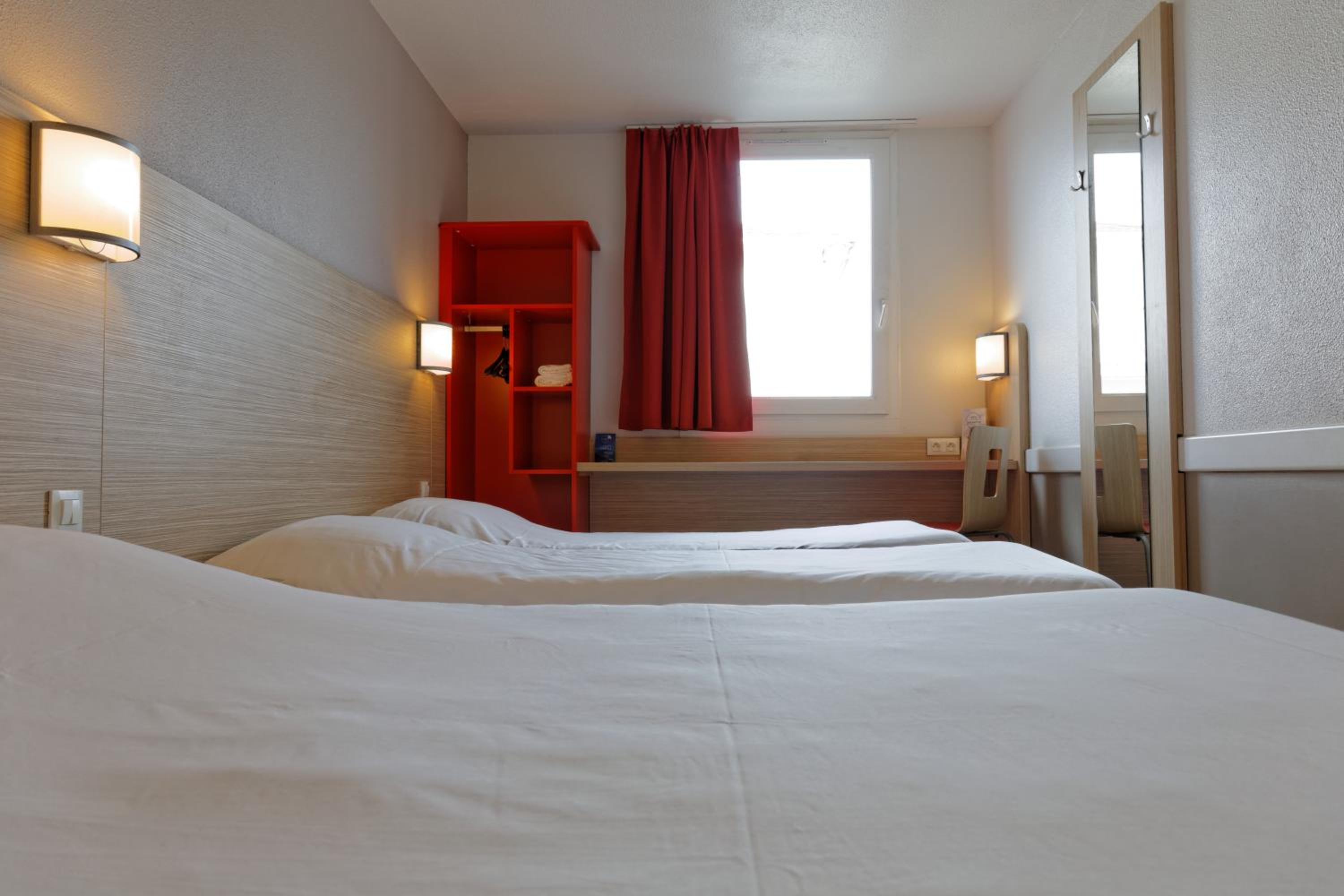 Superior Triple Room (1 Double Bed + 1 Single Bed) - Photo 2