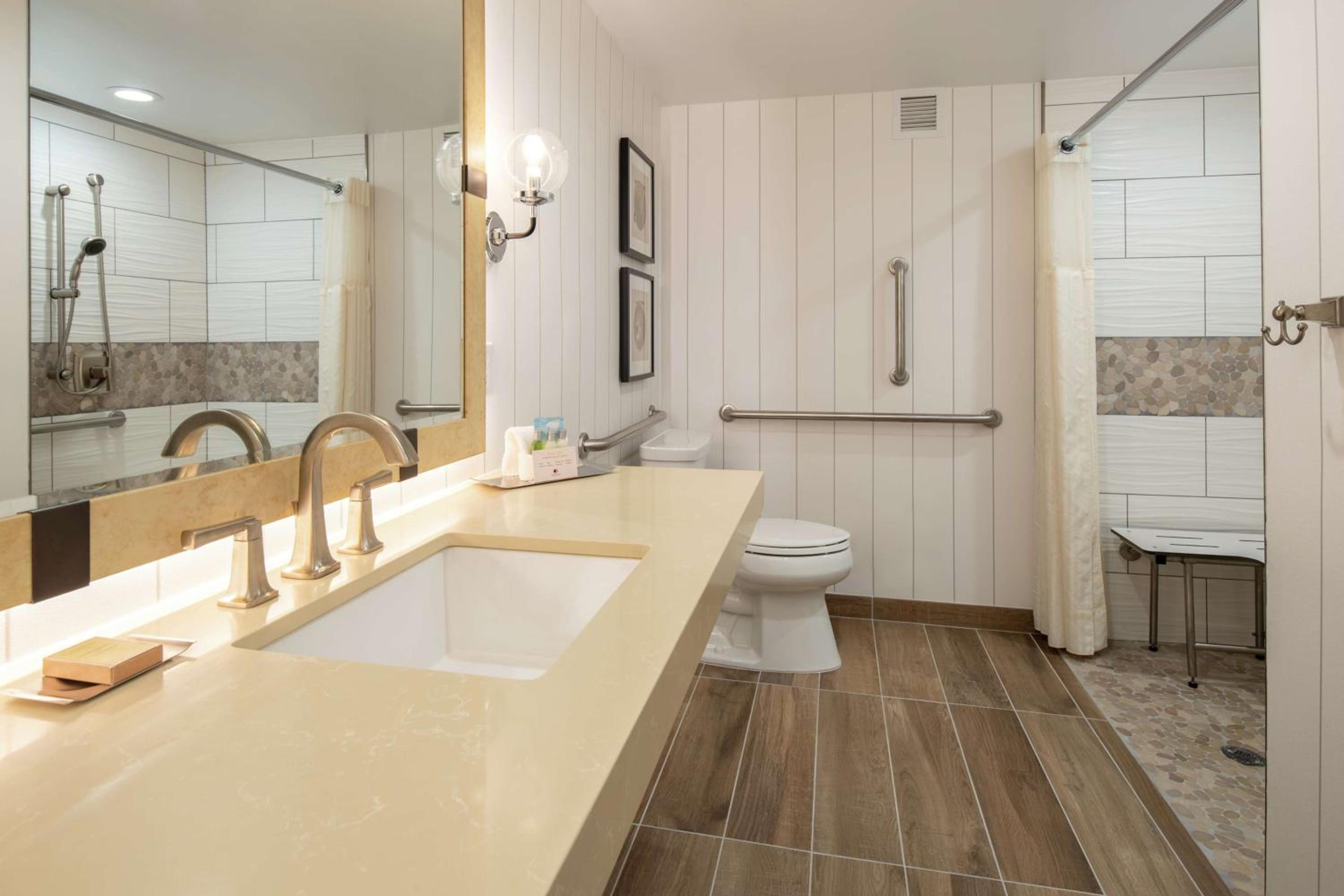 Queen Room with Two Queen Beds - Hearing Accessible - Photo 2