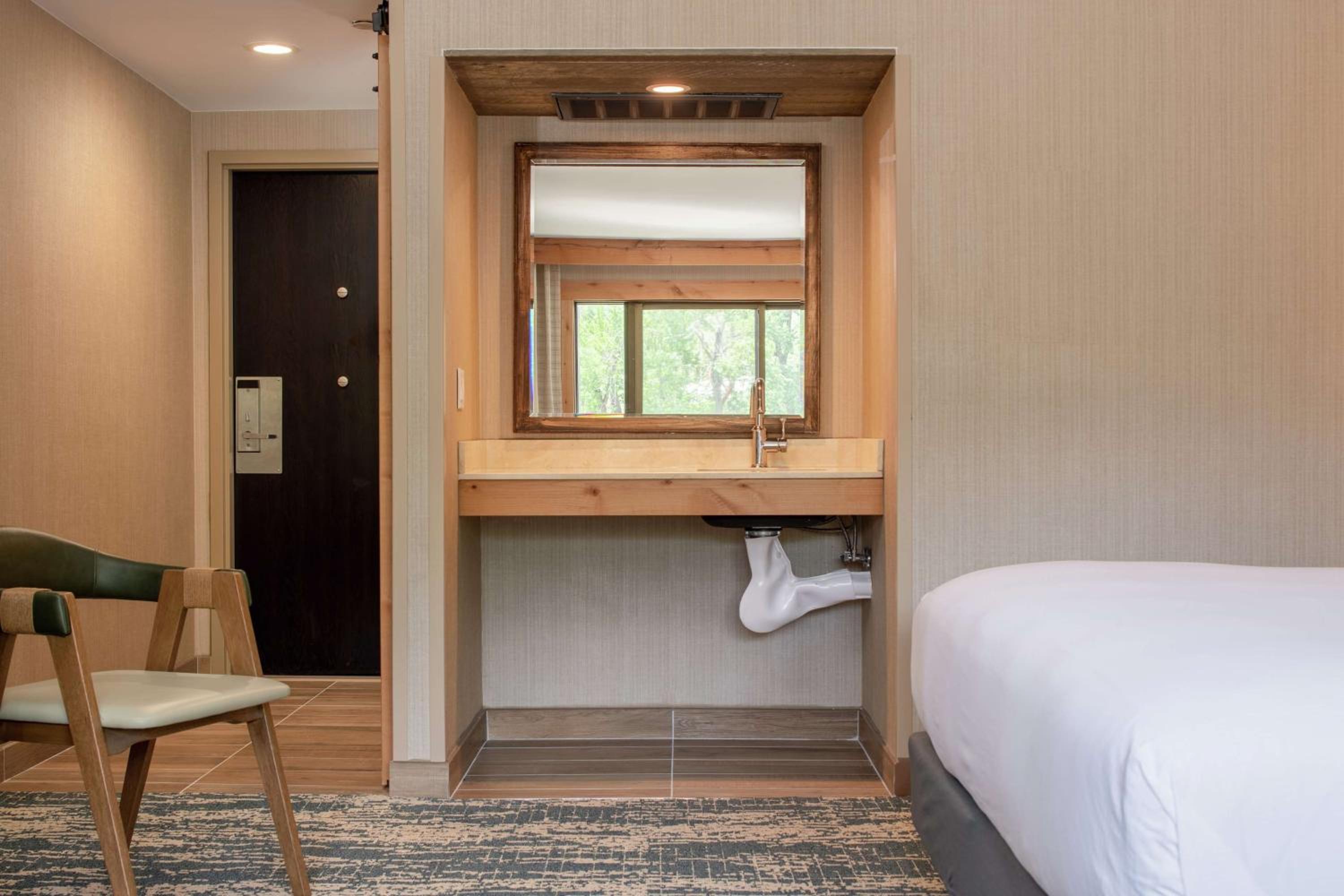 Queen Room with Two Queen Beds - Hearing Accessible - Photo 3