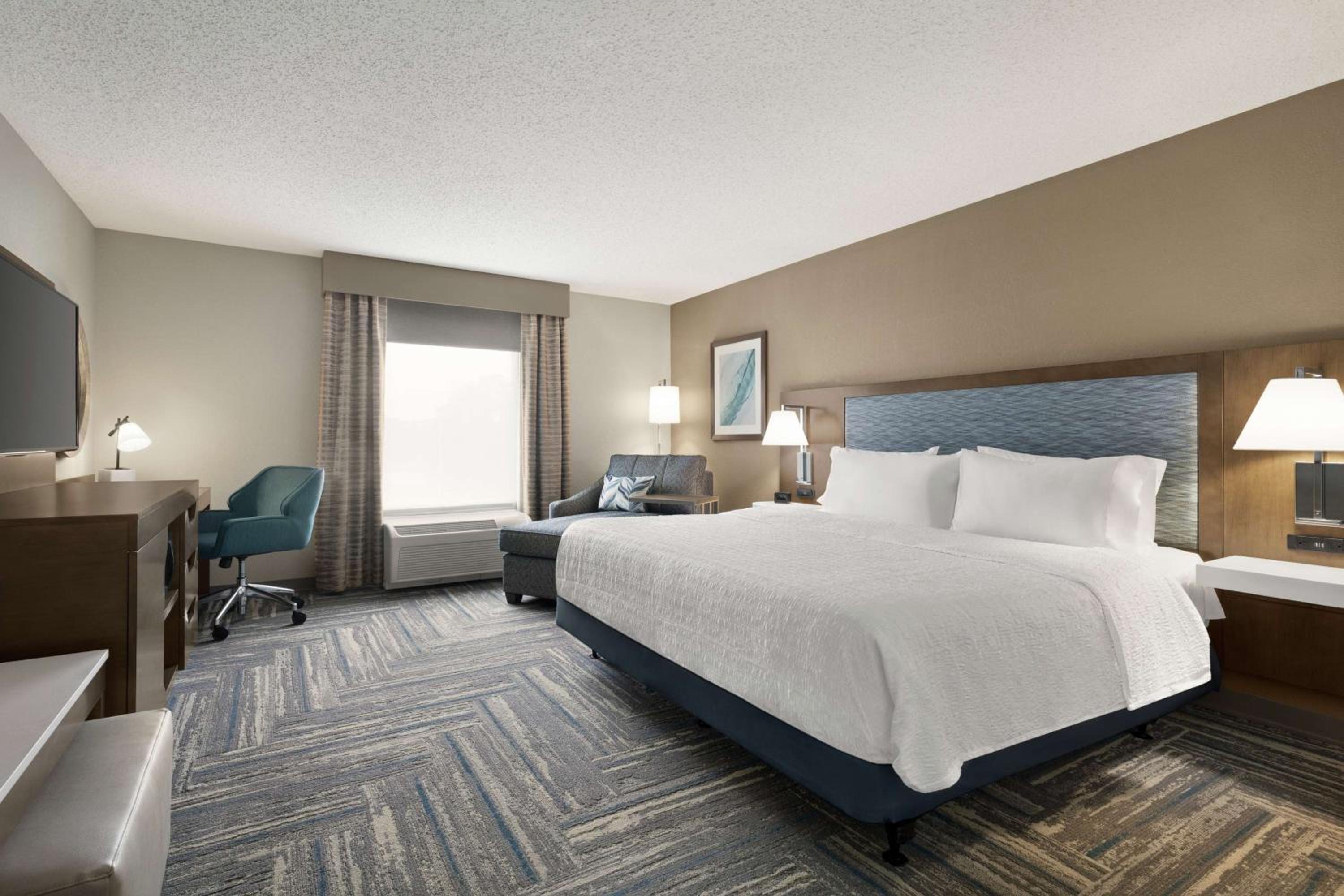 King Room with King Bed - Non-Smoking - Photo 3