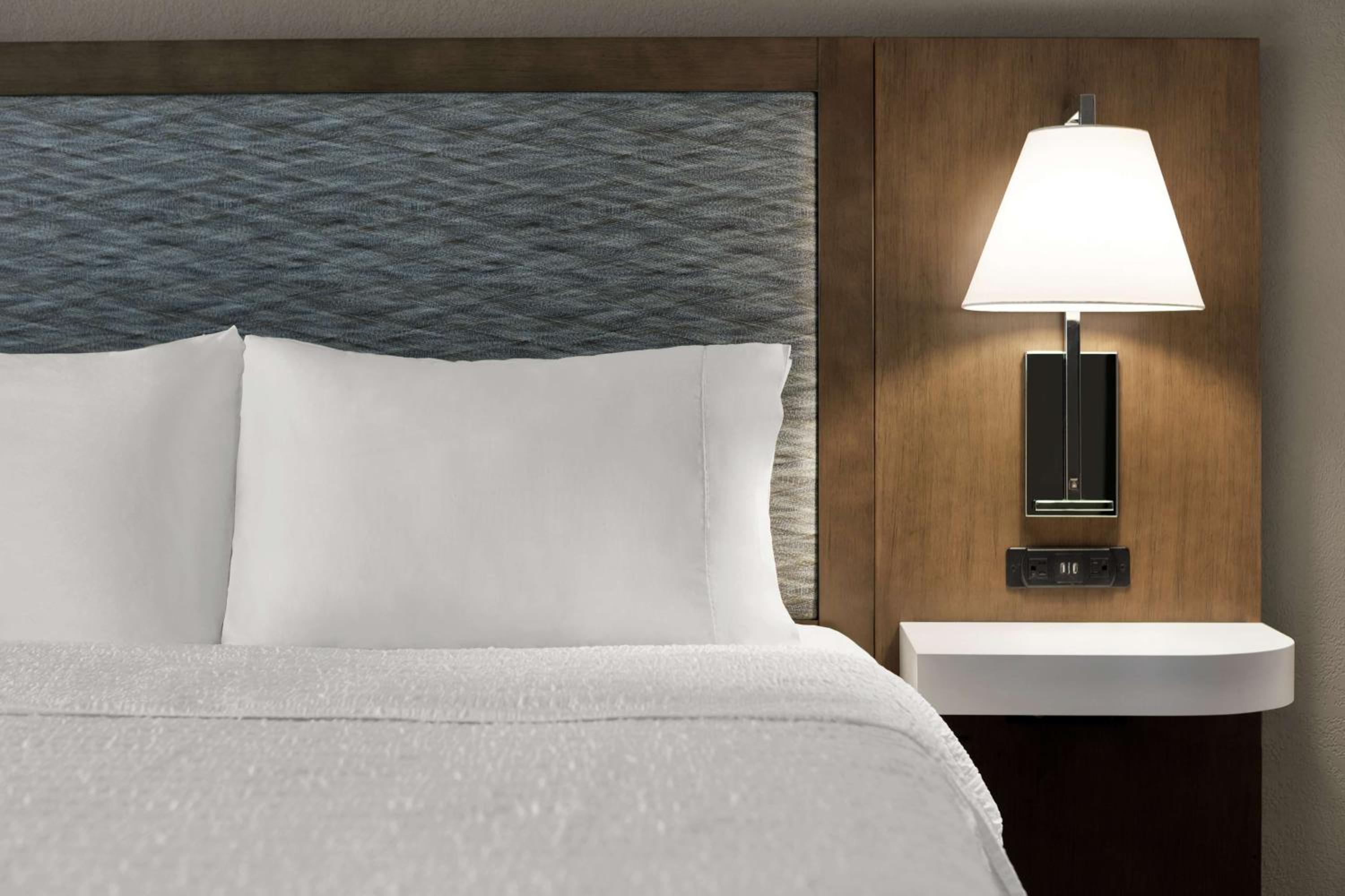 King Room with King Bed - Non-Smoking - Photo 2