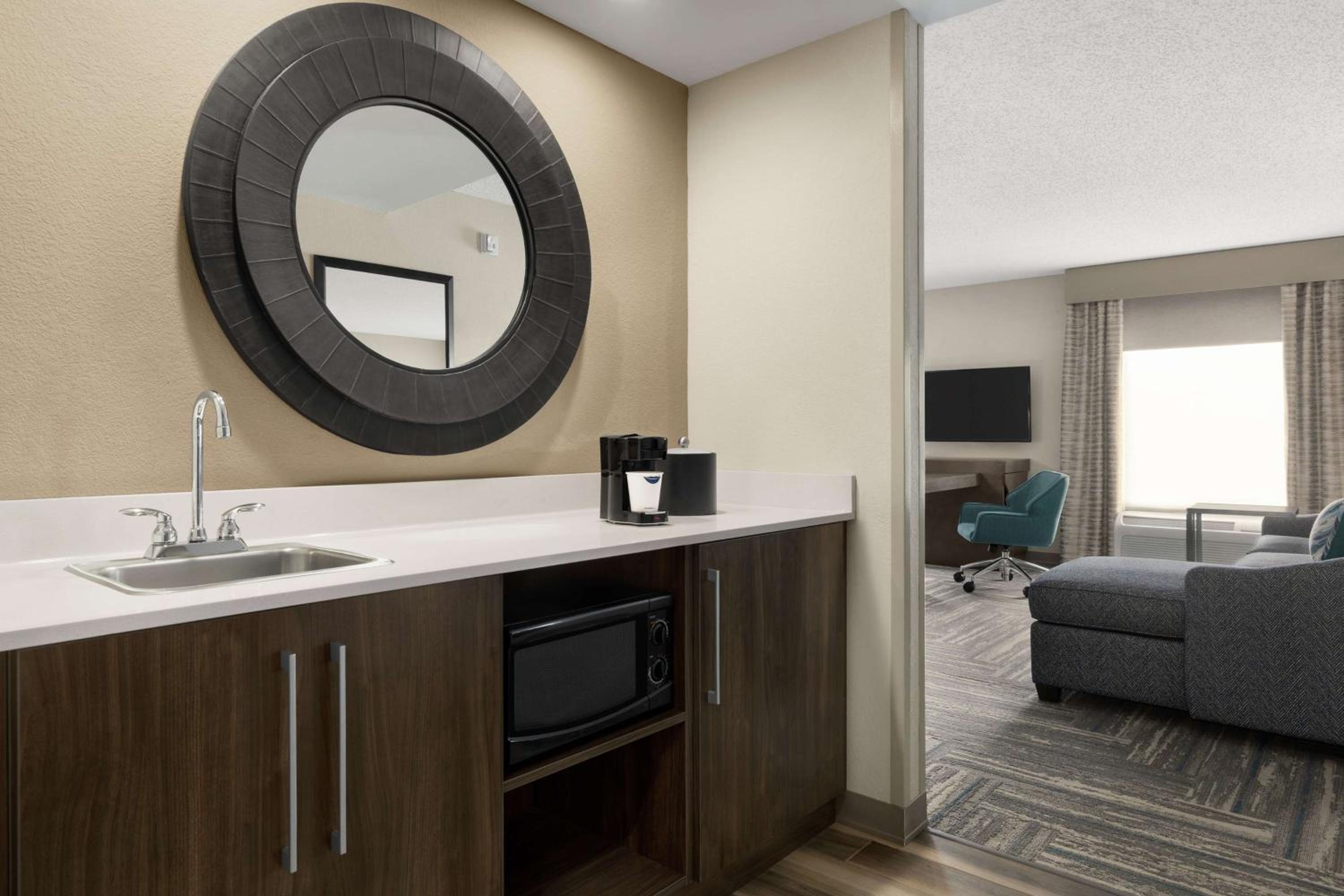 King Studio Suite with Sofa Bed - Non-Smoking - Photo 4