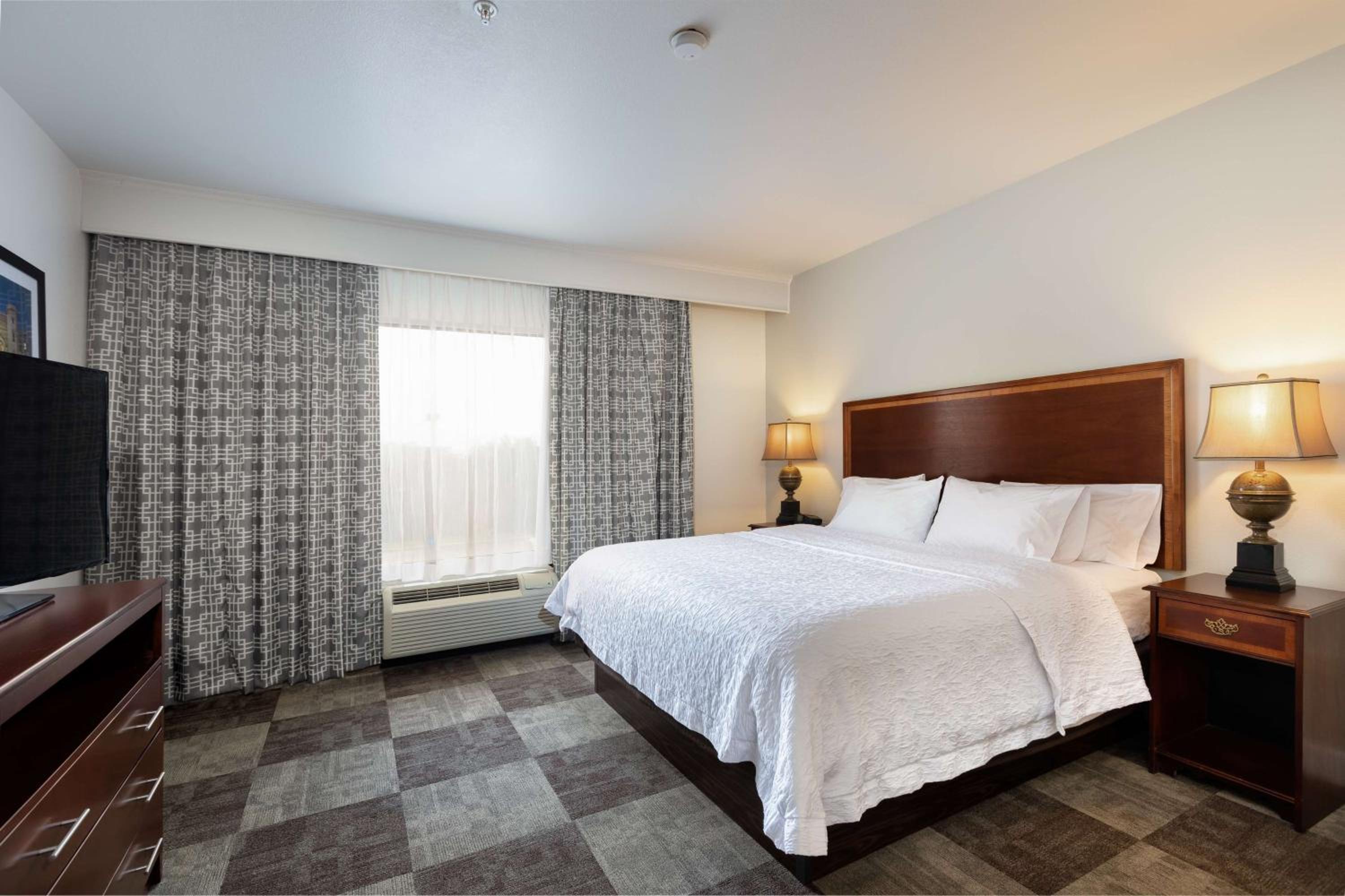 One-Bedroom King Suite with Sofa Bed - Non-Smoking - Photo 4