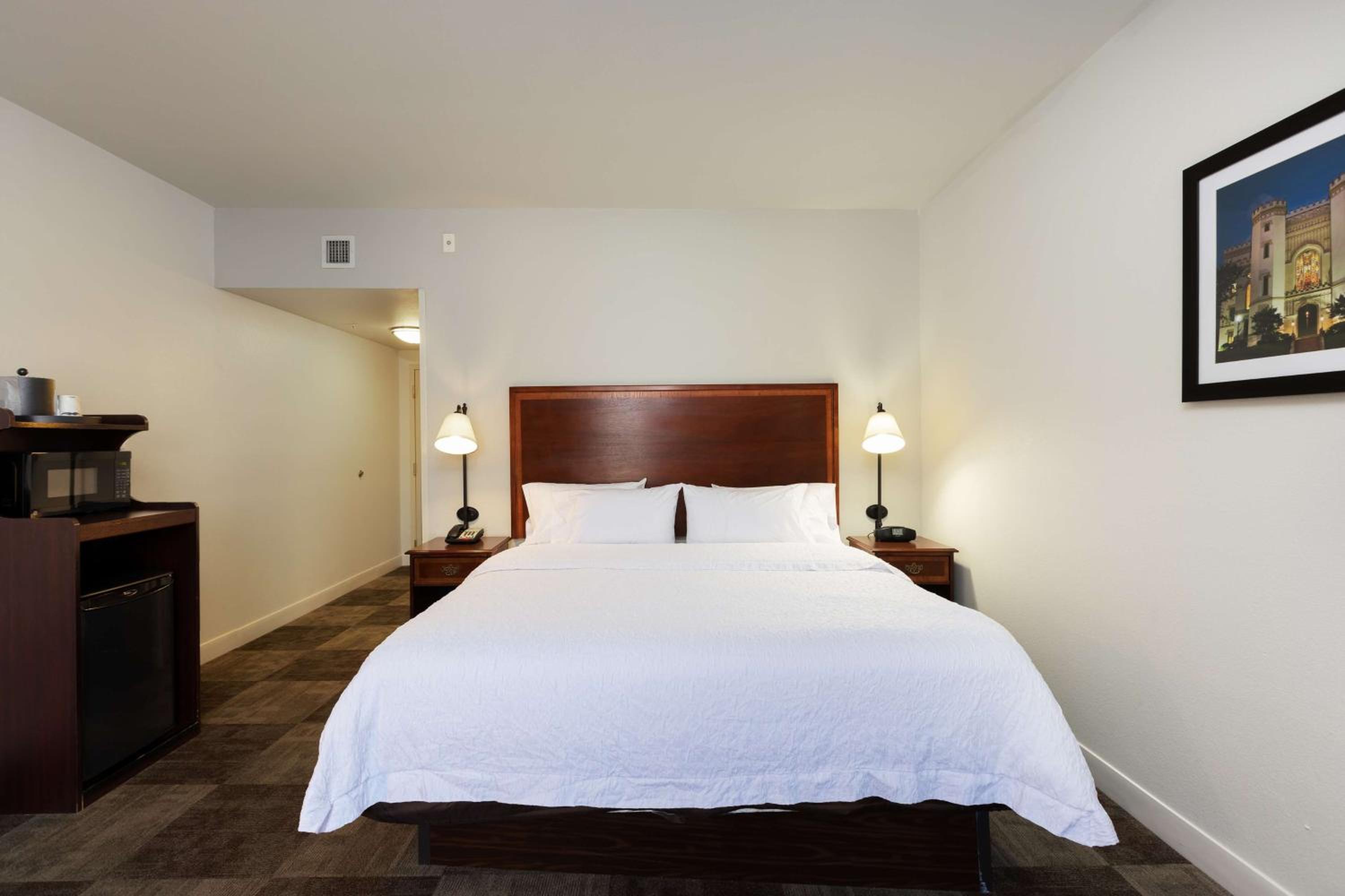 King Room with King Bed - Non-Smoking - Photo 2
