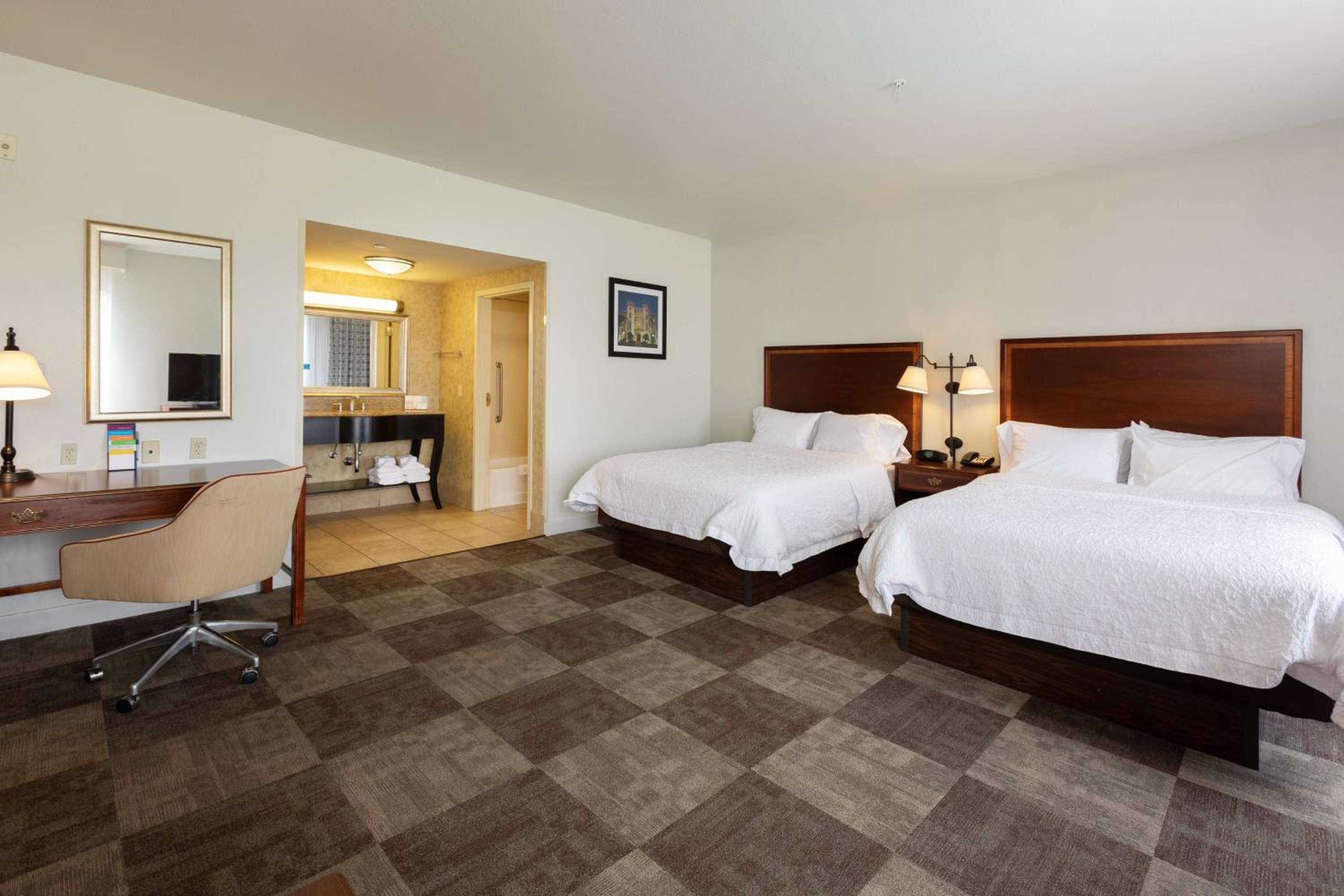 Queen Studio Suite with Two Queen Beds and Sofa Bed - Non-Smoking - Photo 4