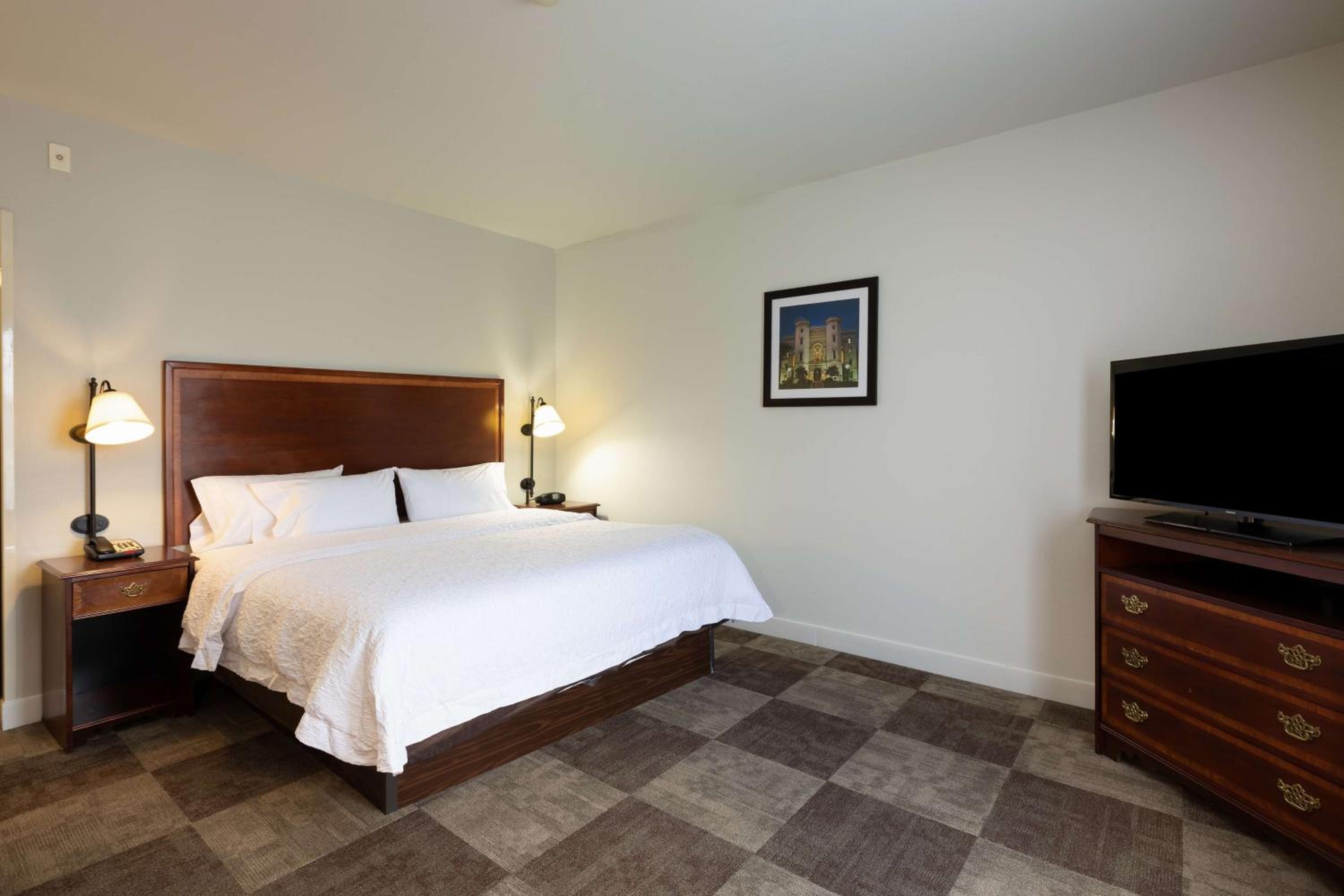 King Room with King Bed - Non-Smoking - Photo 3