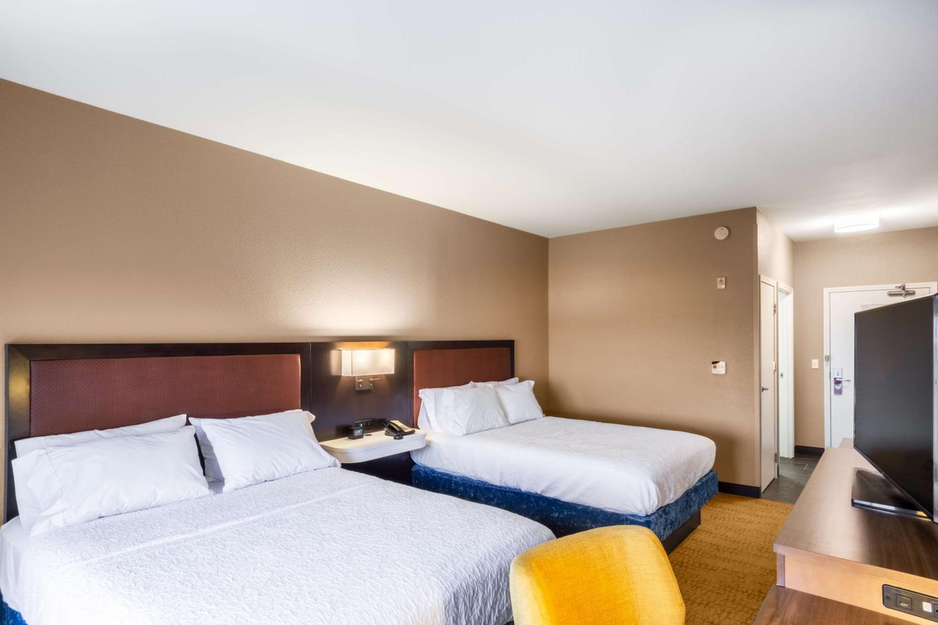 Room with Two Queen Beds - Non-Smoking - Photo 1