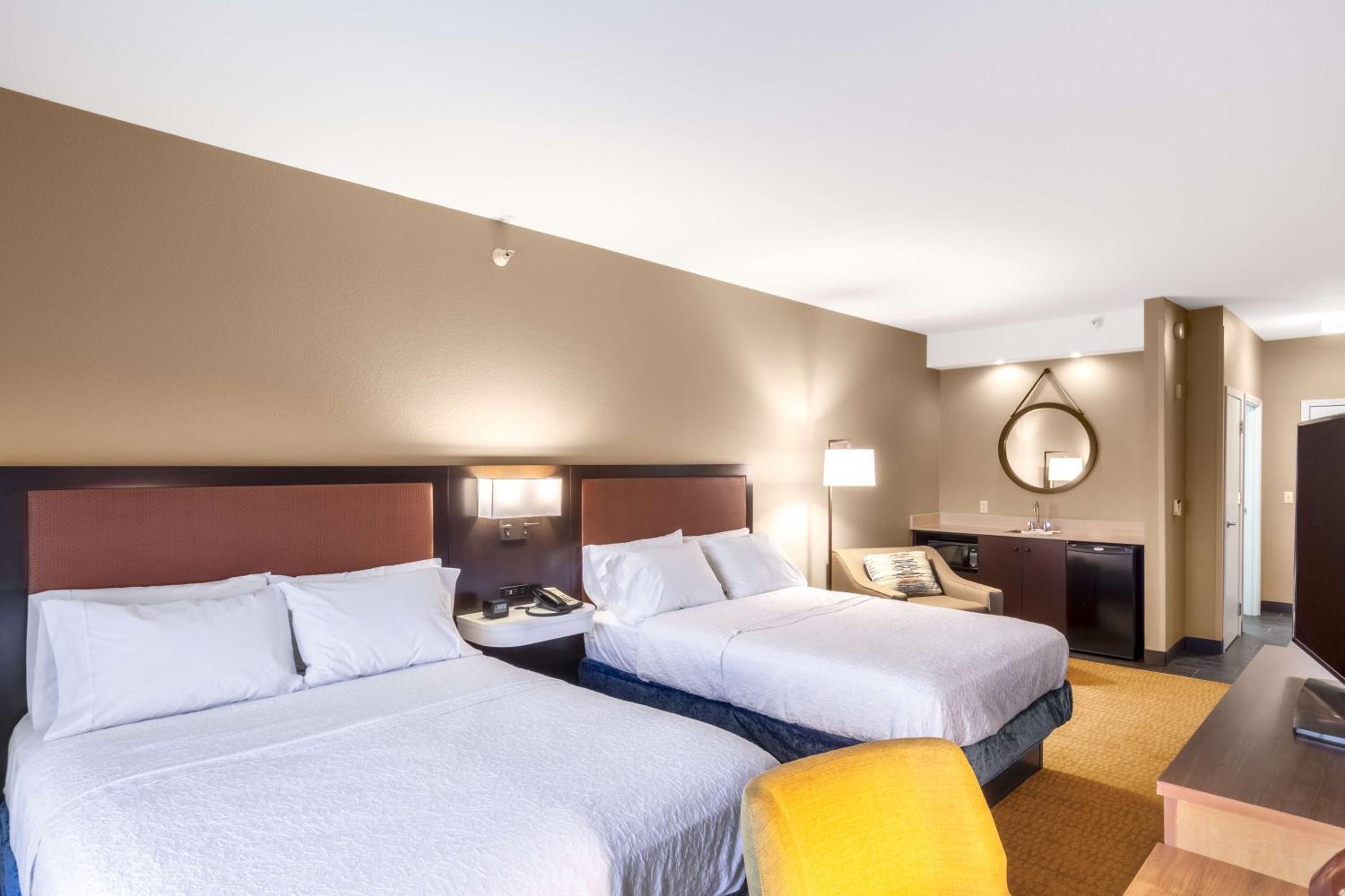 Deluxe Queen Room with Two Queen Beds - Non-Smoking photo 2