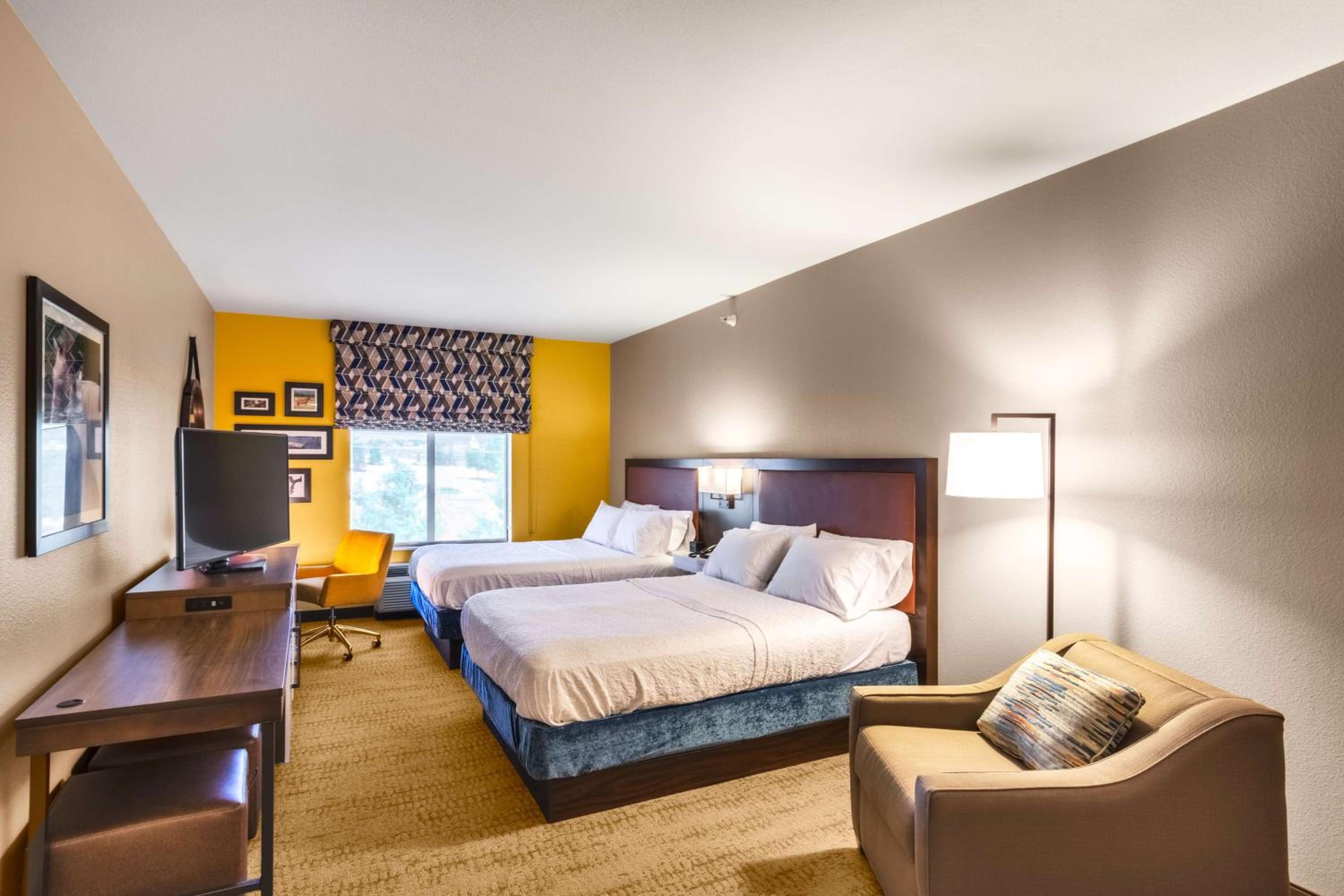 Deluxe Queen Room with Two Queen Beds - Non-Smoking photo 3
