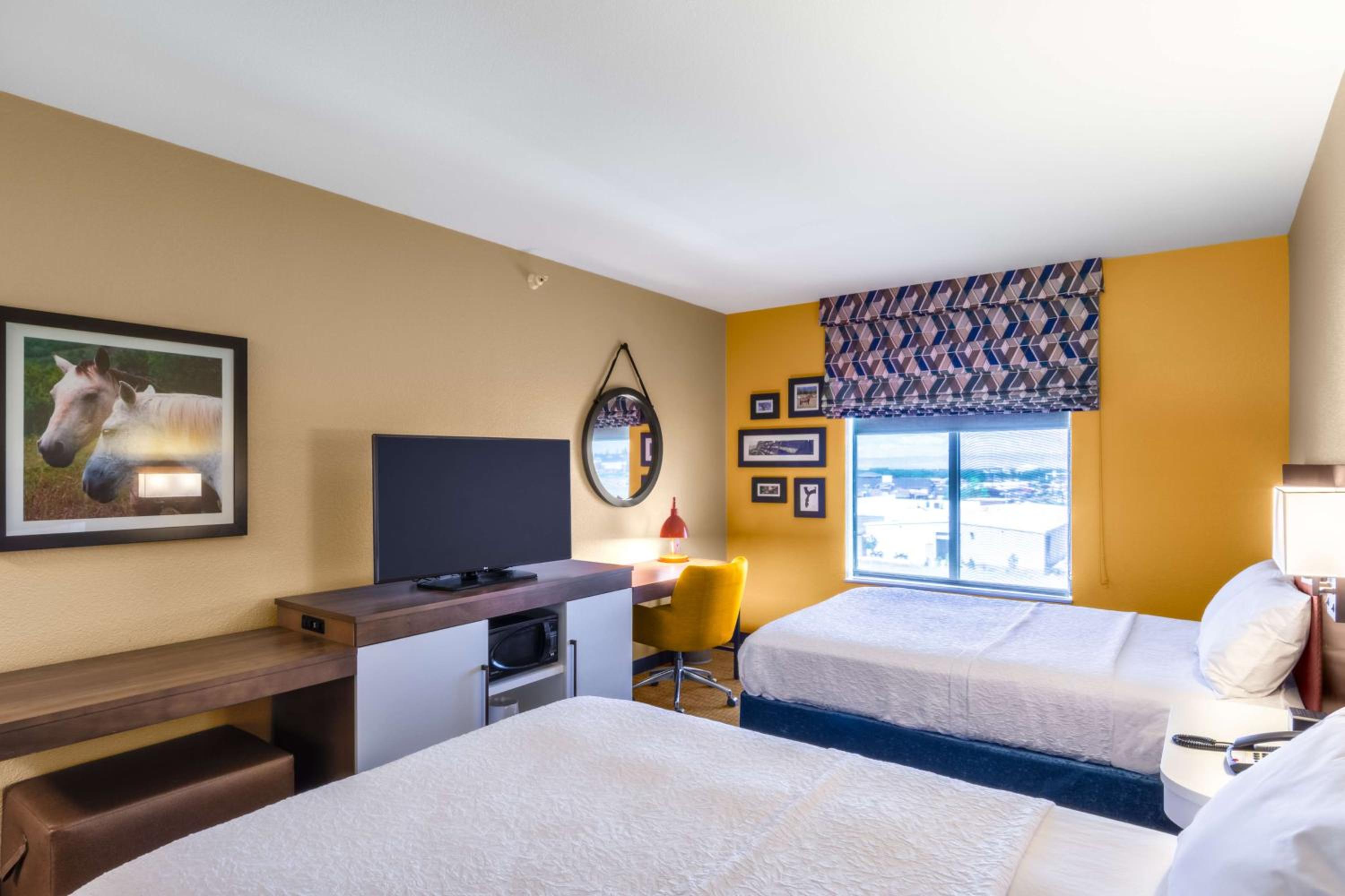 Room with Two Queen Beds - Non-Smoking - Photo 2