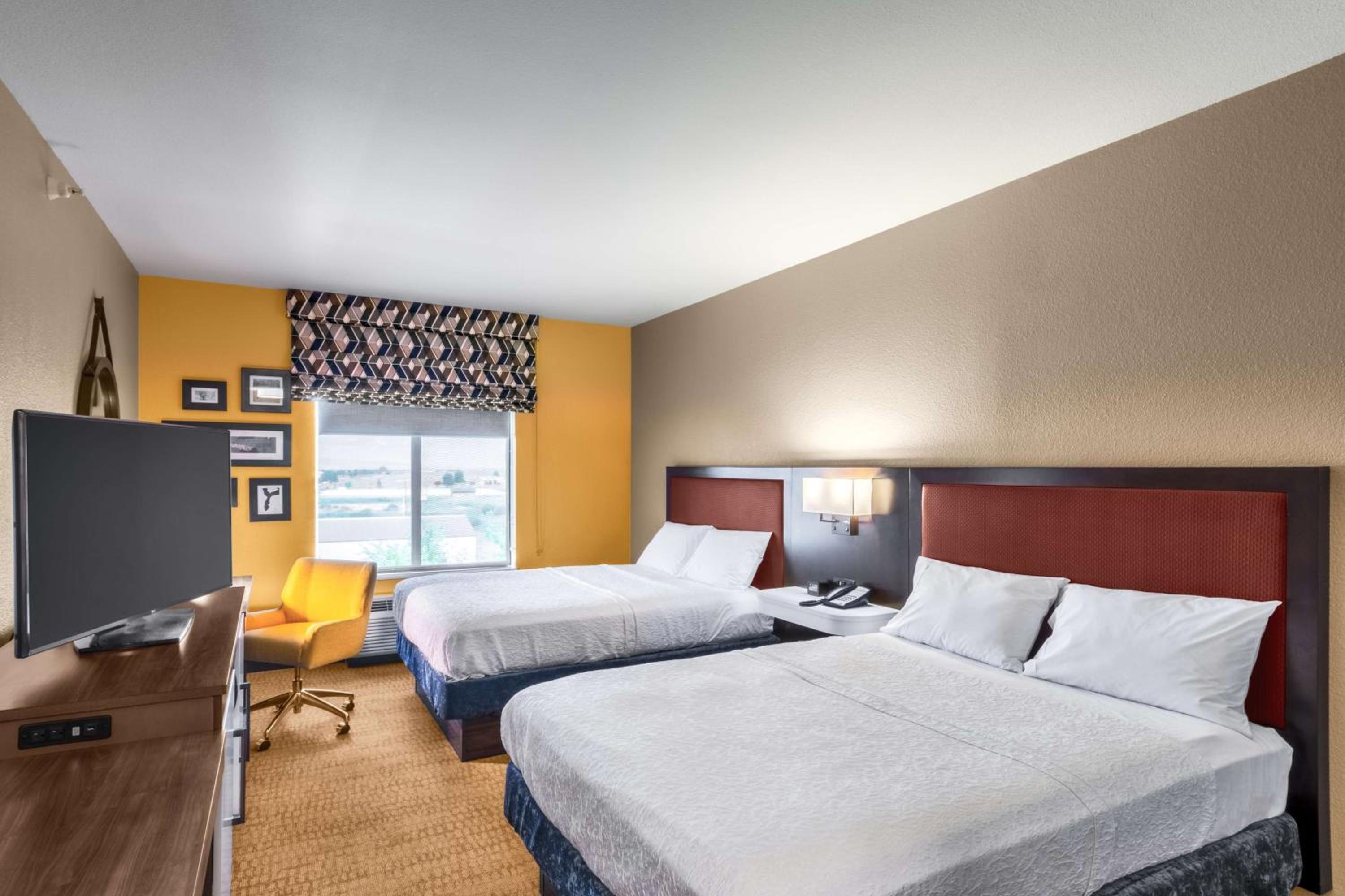 Room with Two Queen Beds - Non-Smoking - Photo 3