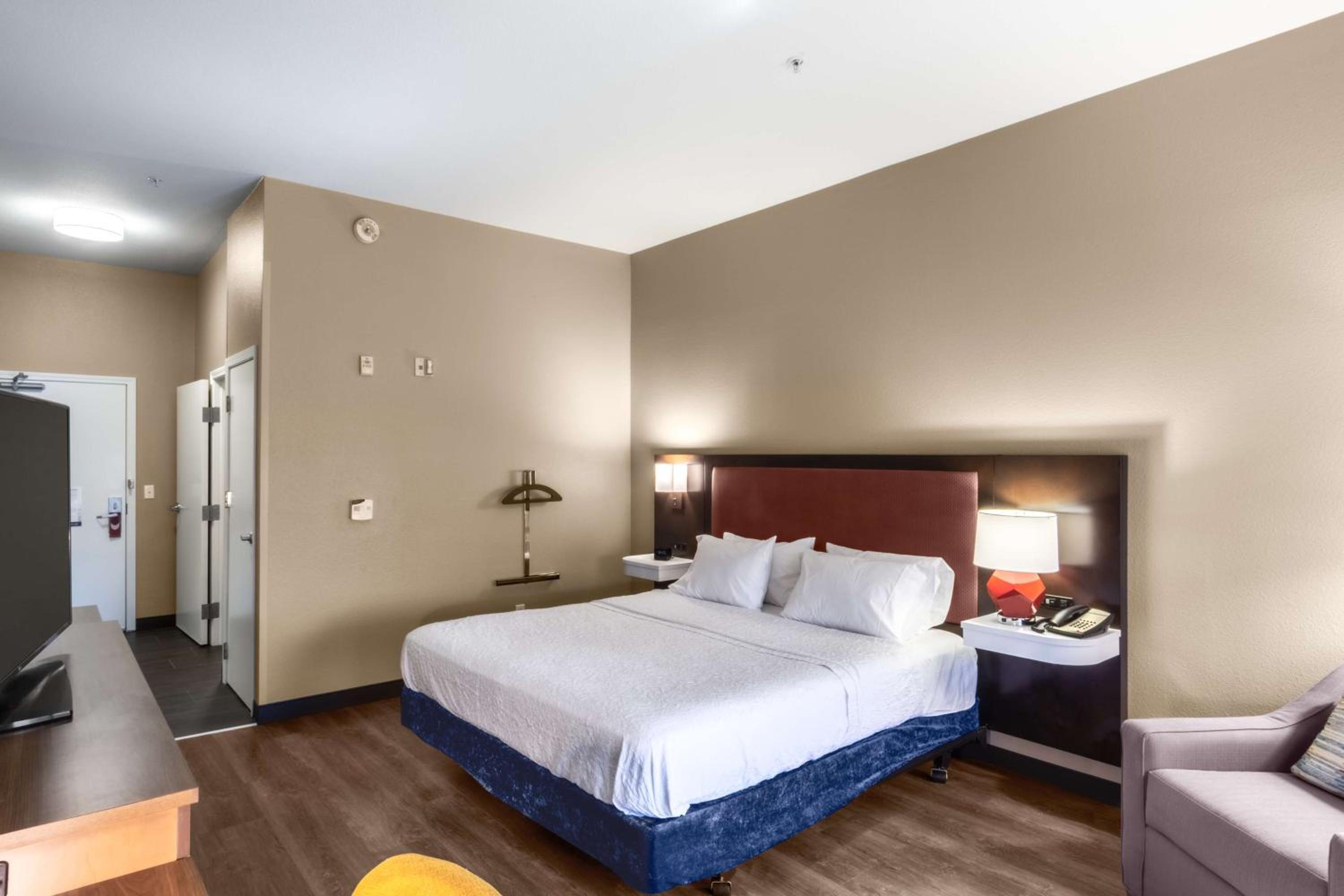 King Room with King Bed - Non-Smoking - Photo 1