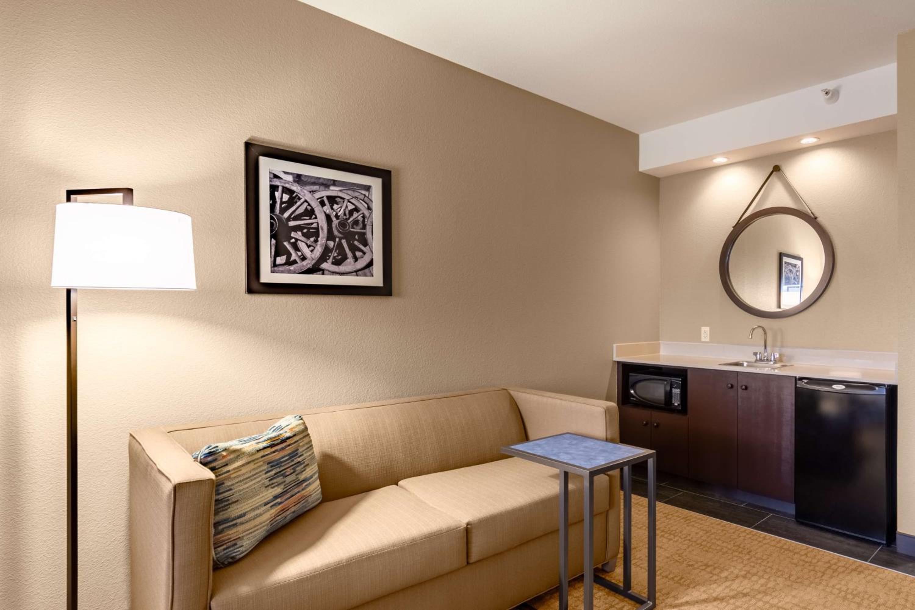 King Studio Suite - Non-Smoking - Photo 3
