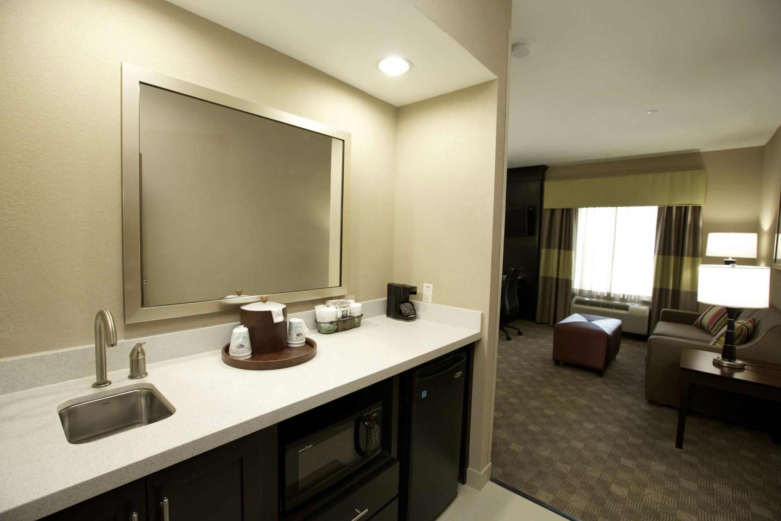 King Studio Suite with Sofa Bed - Hearing Access/Non-Smoking photo 1