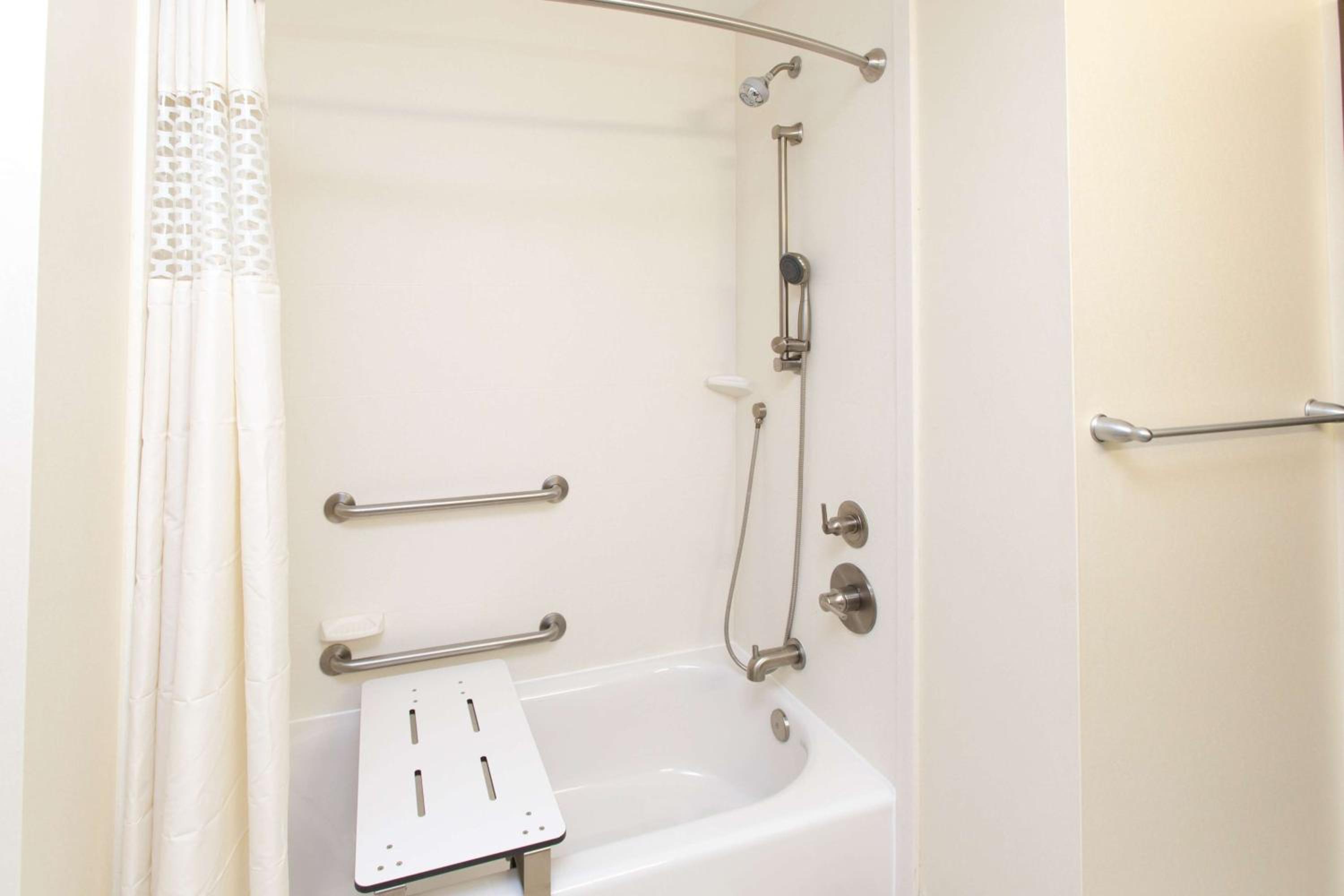 Queen Room with Two Queen Beds - Mobility and Hearing Access/Non-Smoking photo 2