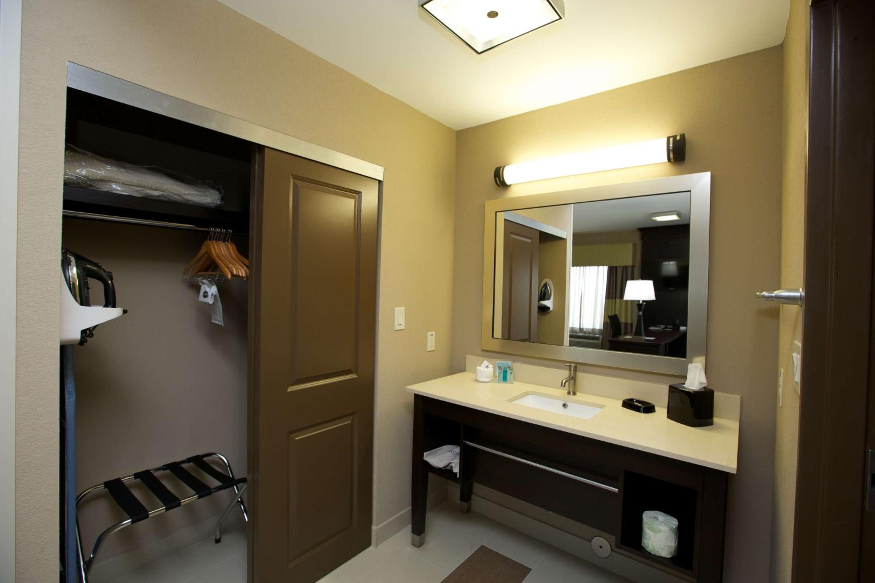 King Studio Suite with Sofa Bed - Hearing Access/Non-Smoking photo 3
