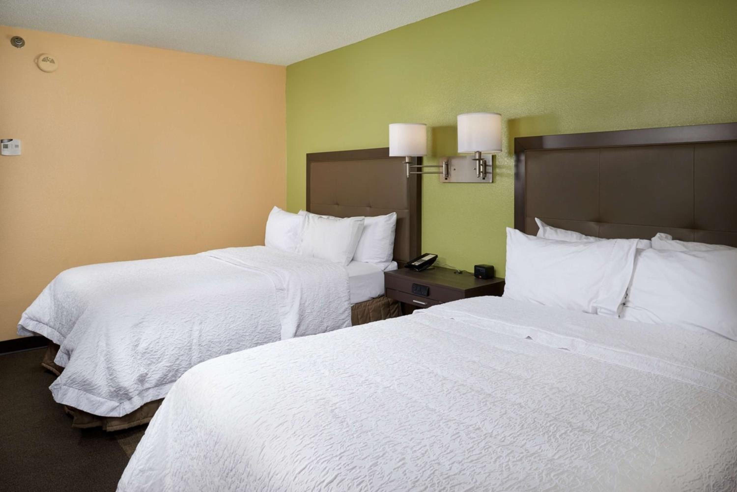 Room with Two Queen Beds - Non-Smoking - Photo 3