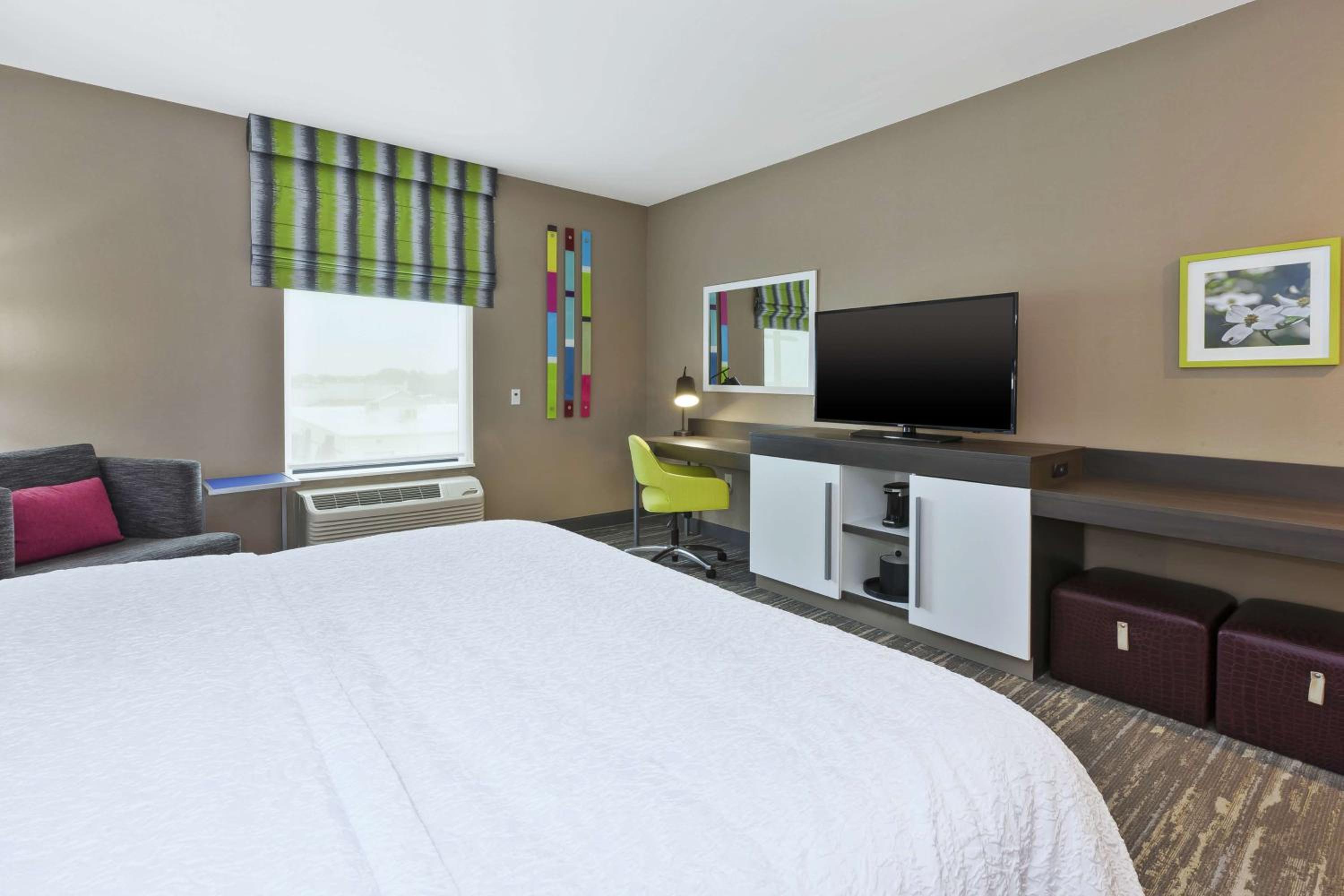King Room with Accessible Tub - Mobility and Hearing Access/Non-Smoking - Photo 3