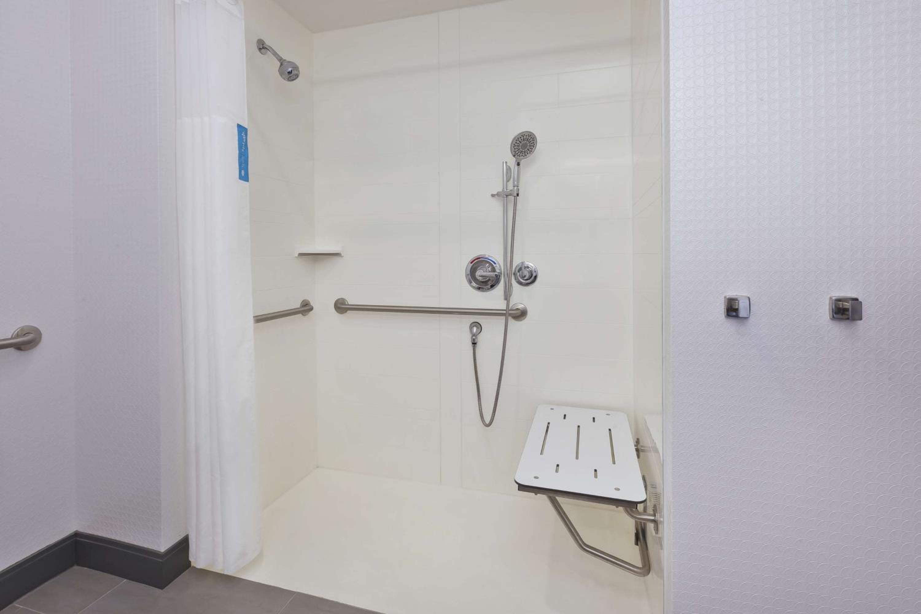 King Room with Accessible Tub - Mobility and Hearing Access/Non-Smoking - Photo 2
