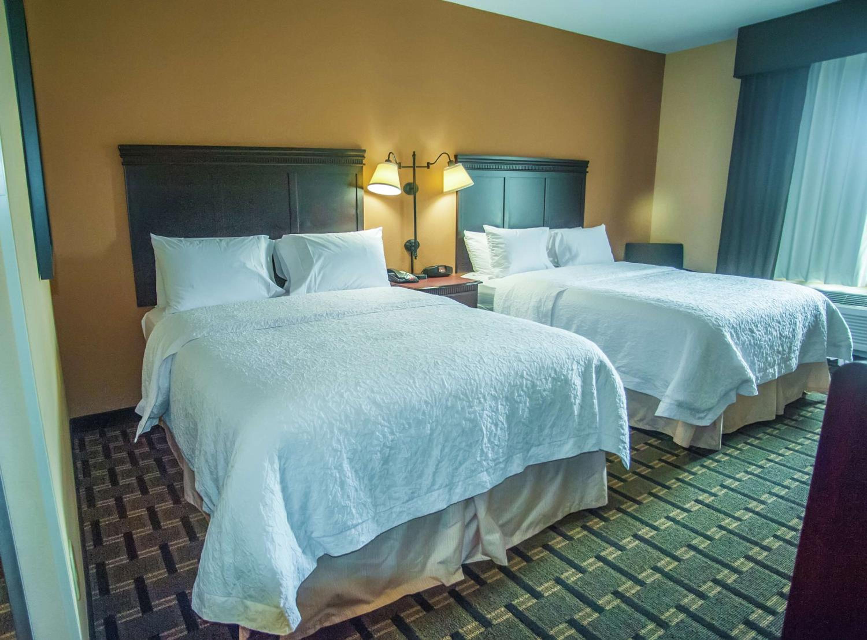 Room with Two Queen Beds - Non-Smoking - Photo 2