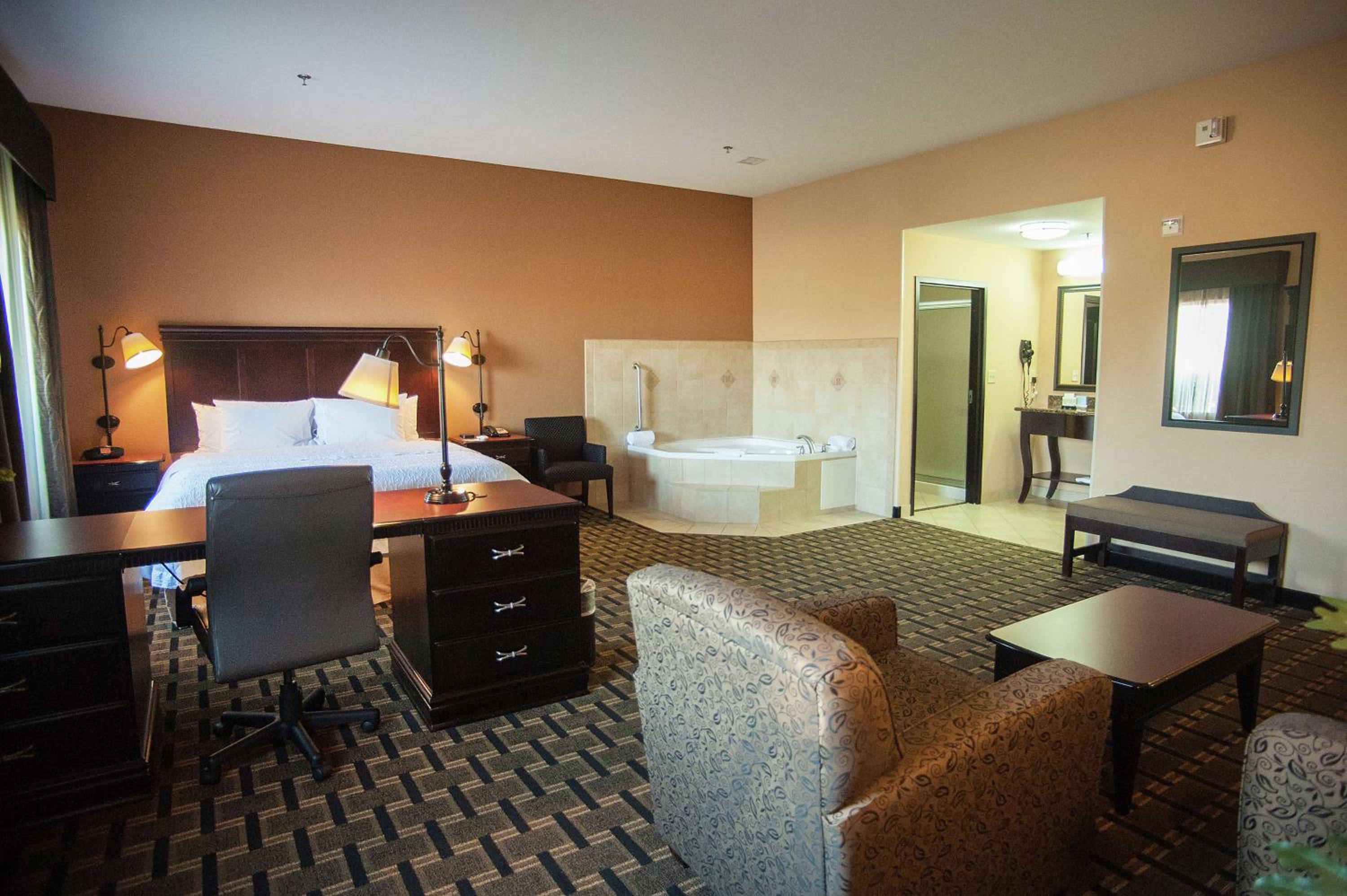 King Studio Suite With Whirlpool - Non-Smoking