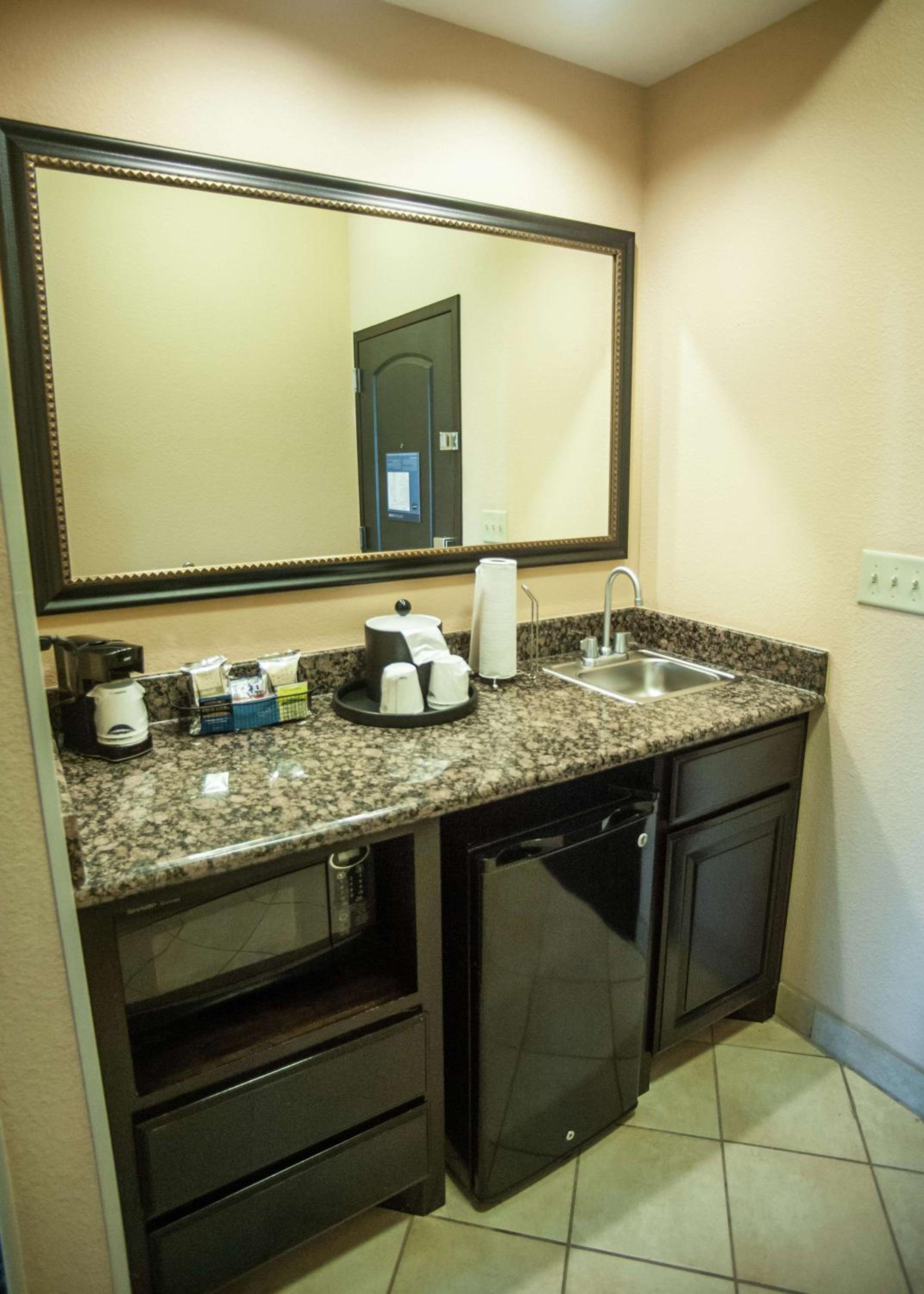 King Studio Suite With Whirlpool - Non-Smoking photo 2