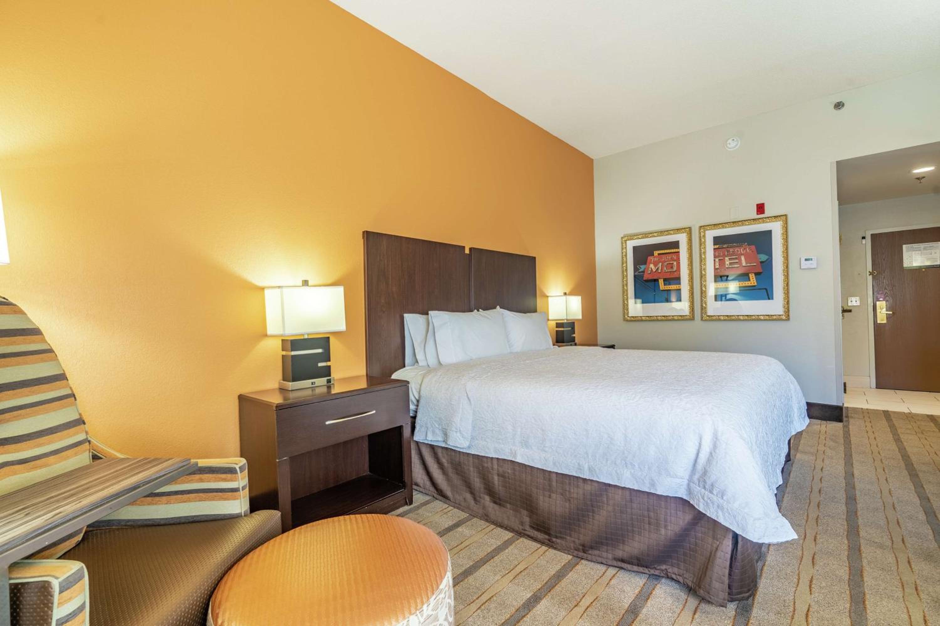 King Room with King Bed - Non-Smoking