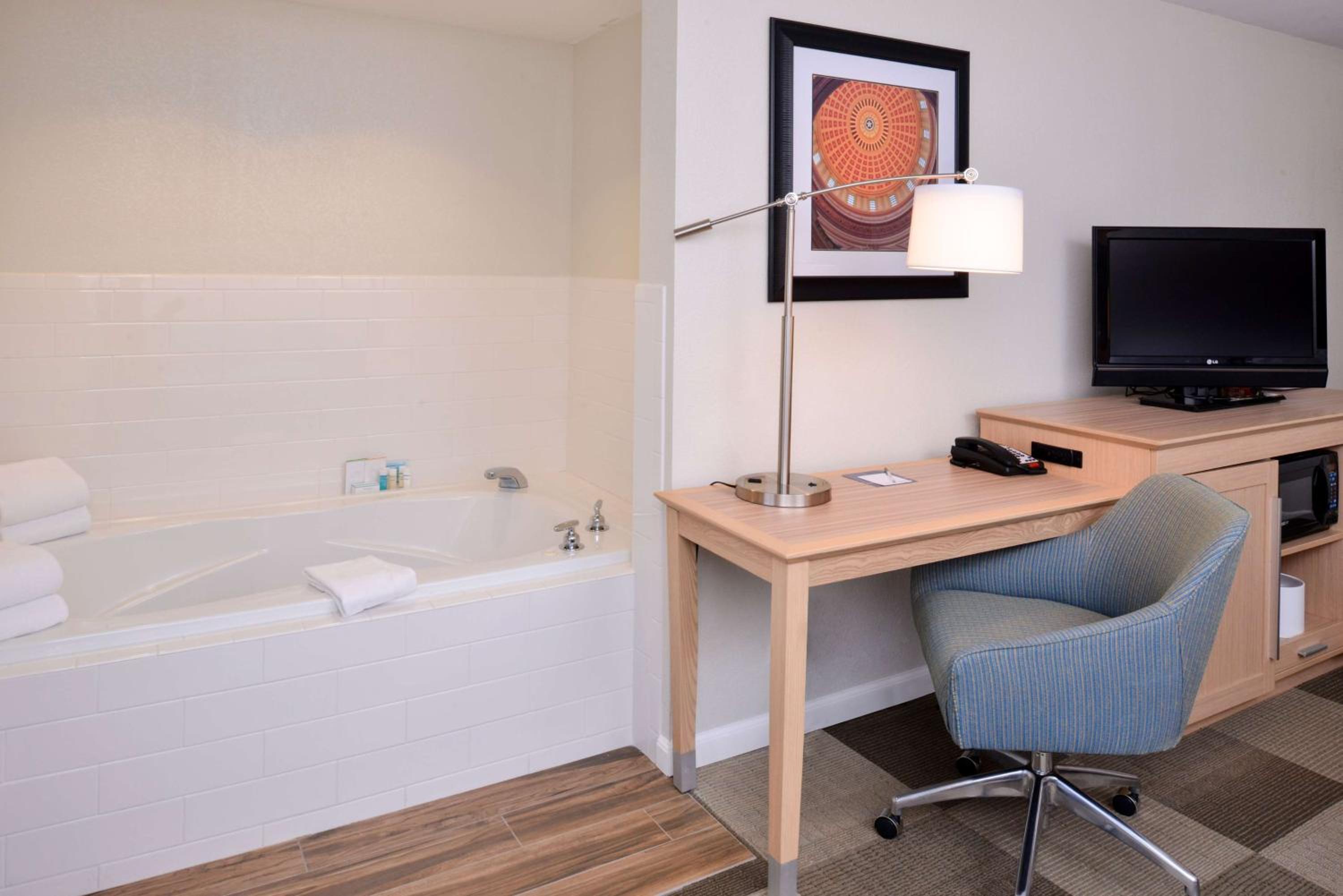 King Room with Spa Bath - Photo 2