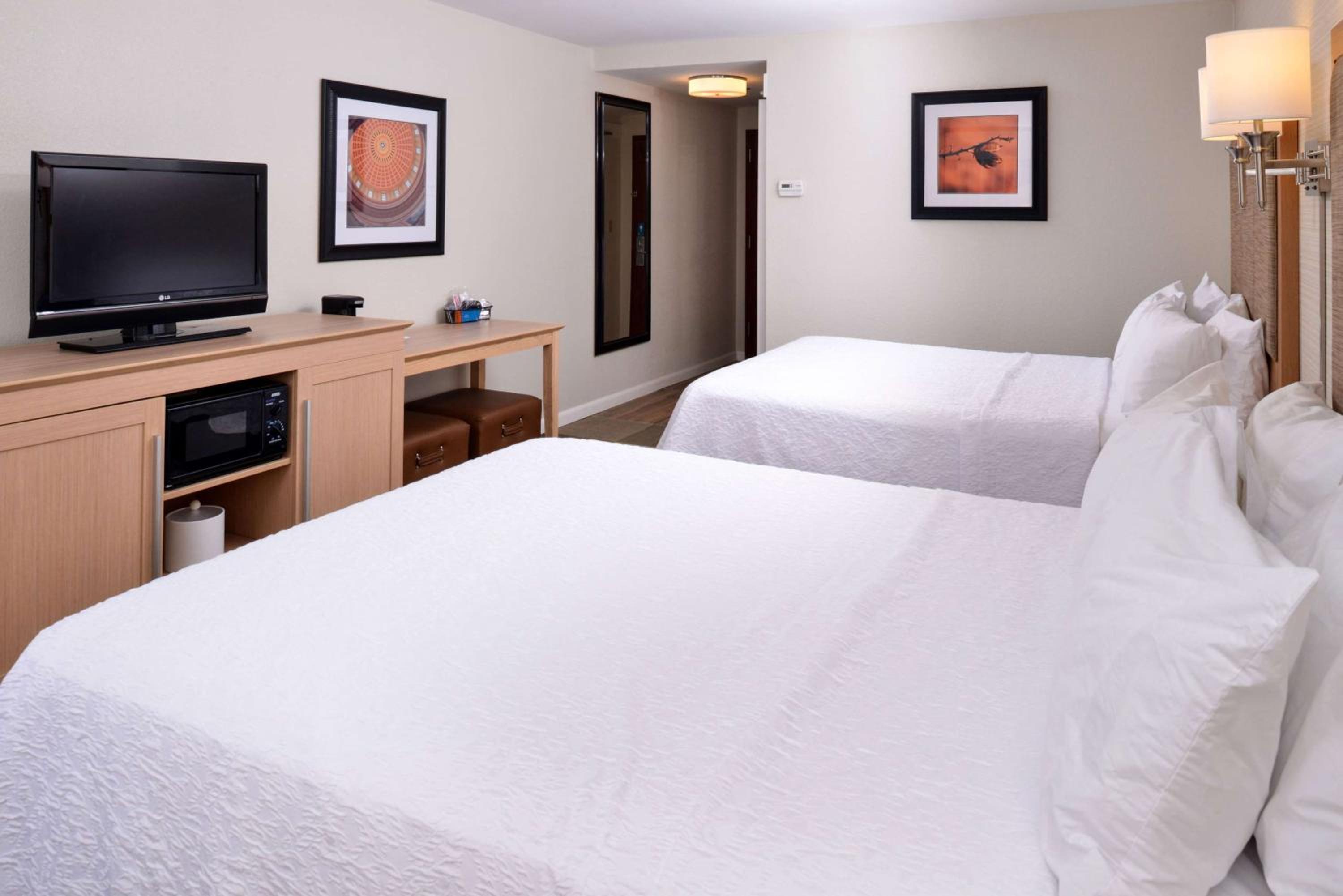 Queen Room with Two Queen Beds - Non-Smoking - Photo 4