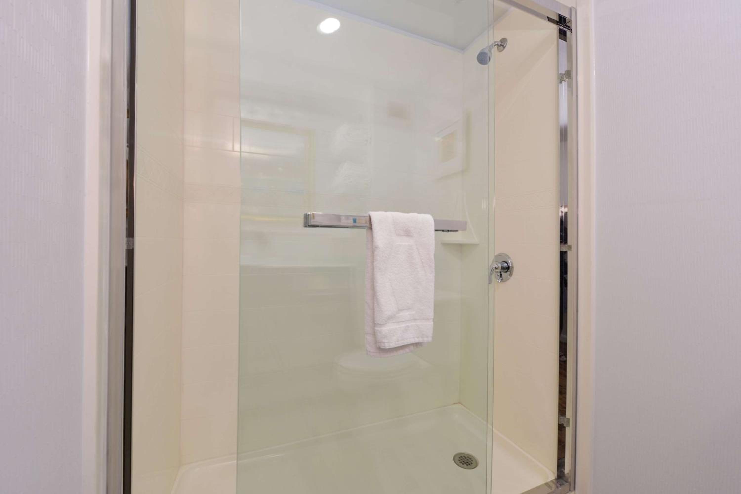 Queen Room with Two Queen Beds and Shower - Non-Smoking - Photo 4