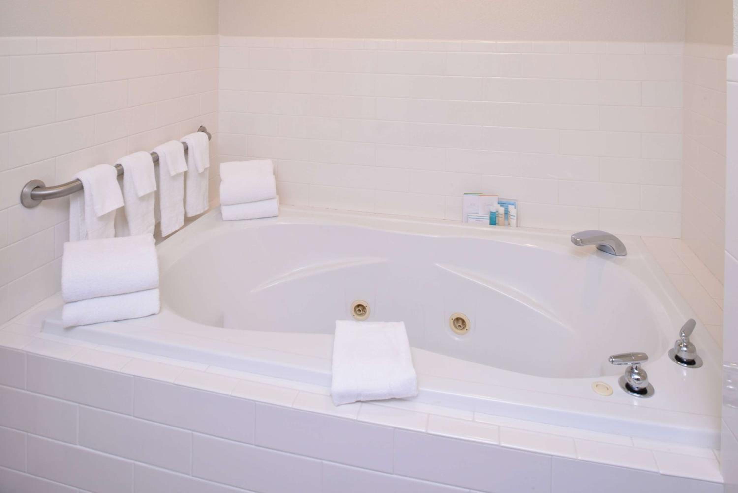 King Room with Spa Bath - Photo 3