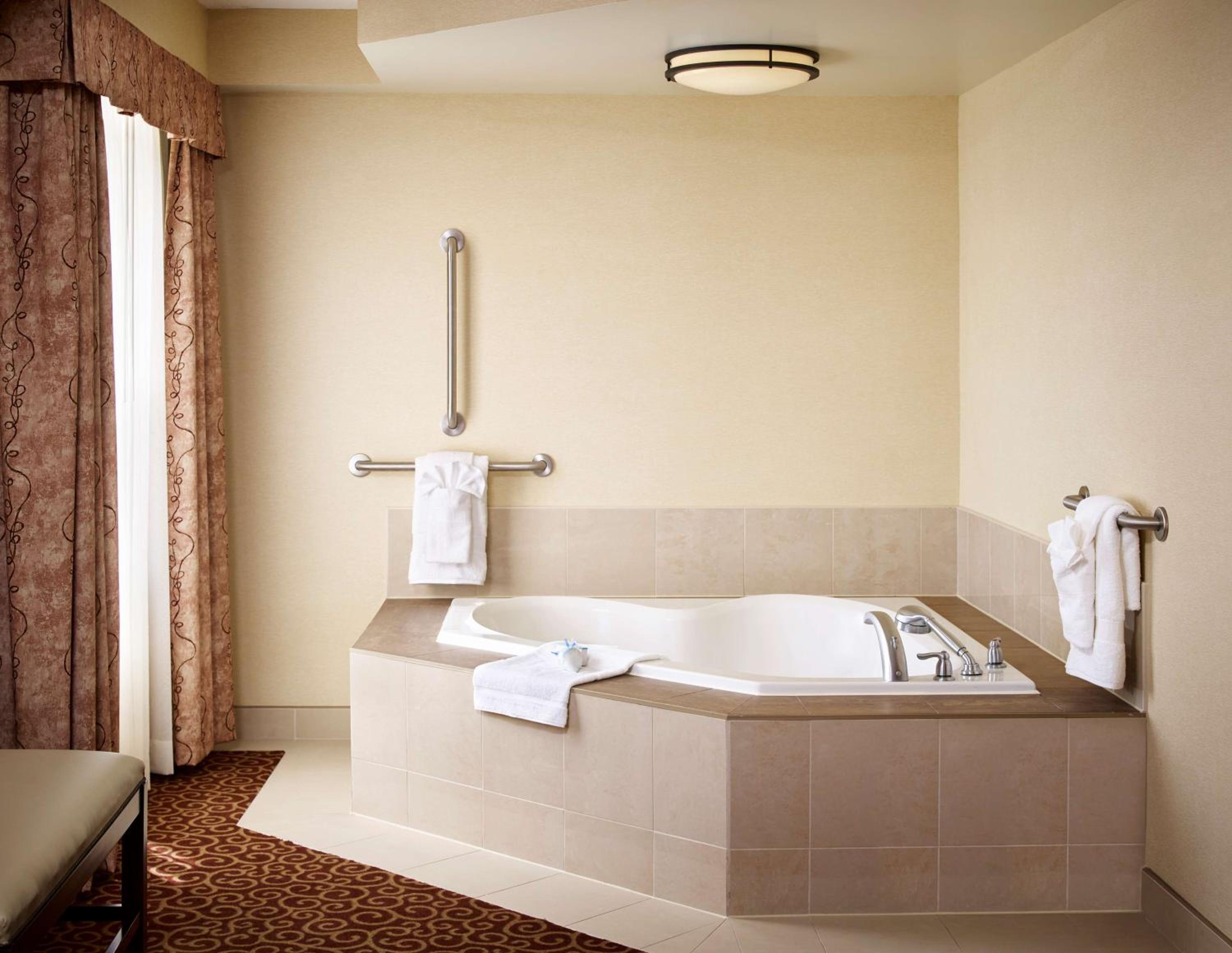 King Corner Room - Non-Smoking - Photo 2